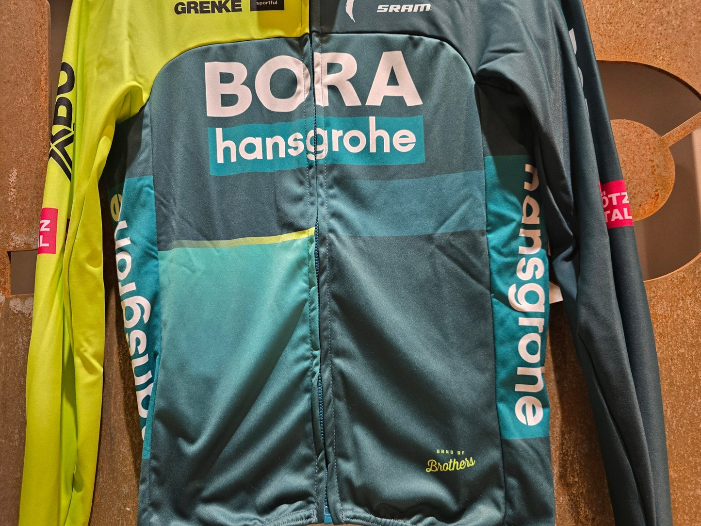Langarm Trikot - BOH von Sportful, SPORTFUL BORA HANSGROHE BF PRO LS JERSEY / LANGARM TRIKOT in variant_title vor USEDBIKES - OB.DE Hintergrund