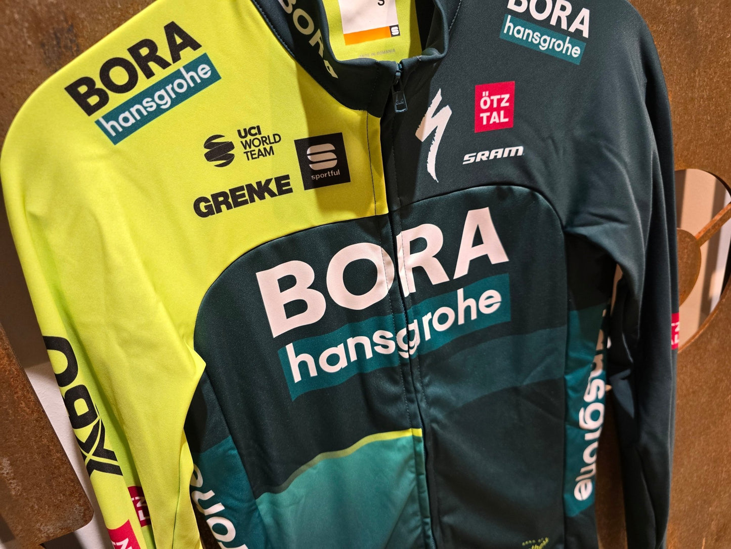 Langarm Trikot - BOH von Sportful, SPORTFUL BORA HANSGROHE BF PRO LS JERSEY / LANGARM TRIKOT in variant_title vor USEDBIKES - OB.DE Hintergrund