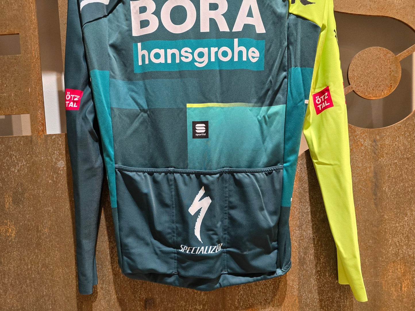 Langarm Trikot - BOH von Sportful, SPORTFUL BORA HANSGROHE BF PRO LS JERSEY / LANGARM TRIKOT in variant_title vor USEDBIKES - OB.DE Hintergrund