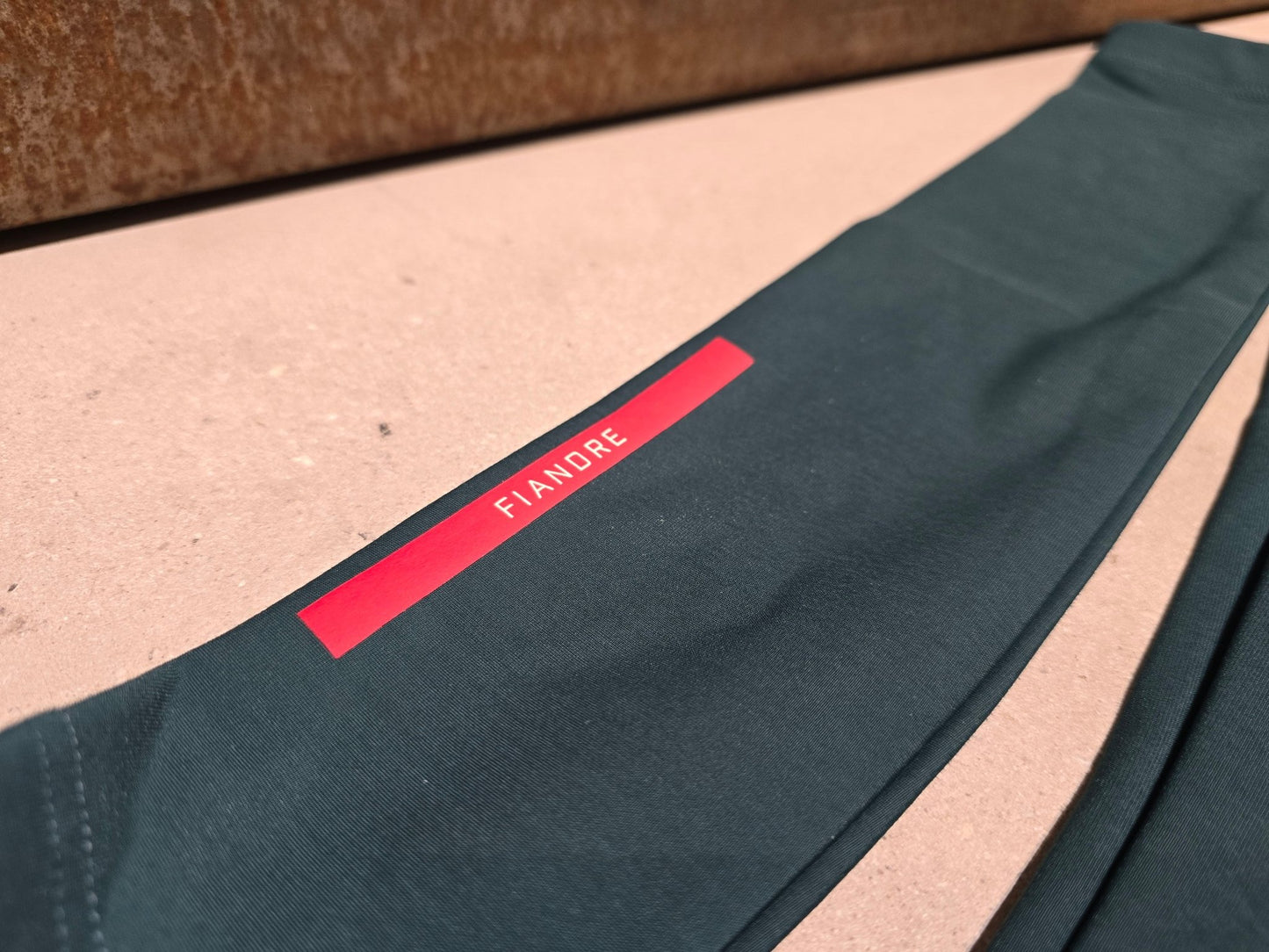 Zubehör - BOH von Sportful, SPORTFUL BORA HANSGROHE BOH FIANDRE ARMWARMERS / ARMLING in variant_title vor USEDBIKES - OB.DE Hintergrund