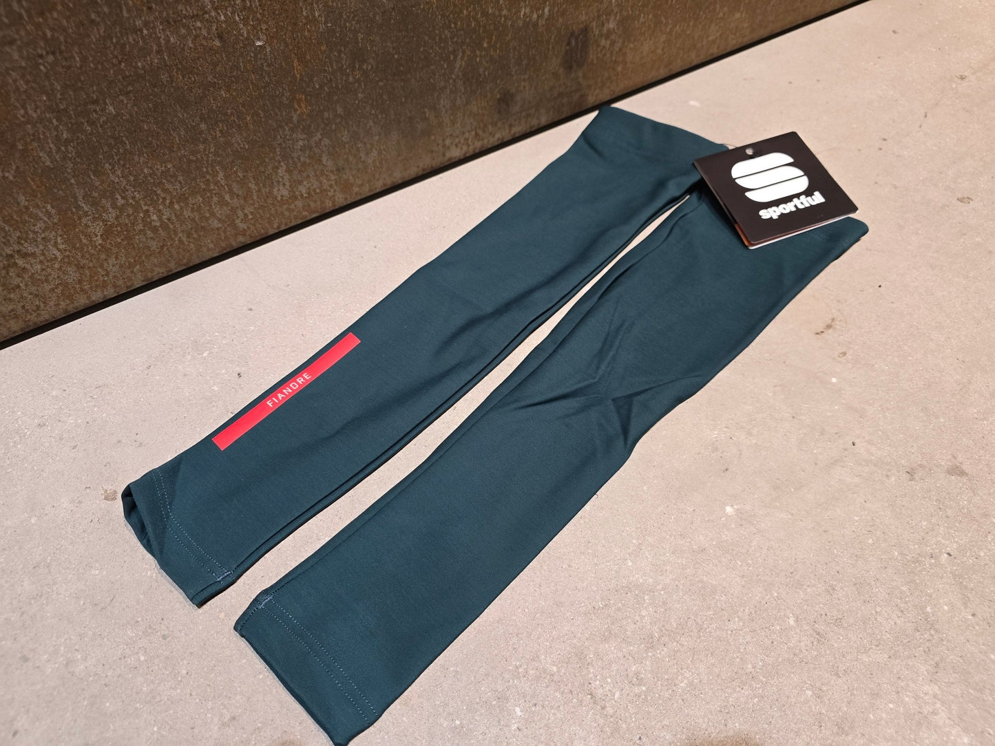 Zubehör - BOH von Sportful, SPORTFUL BORA HANSGROHE BOH FIANDRE ARMWARMERS / ARMLING in variant_title vor USEDBIKES - OB.DE Hintergrund