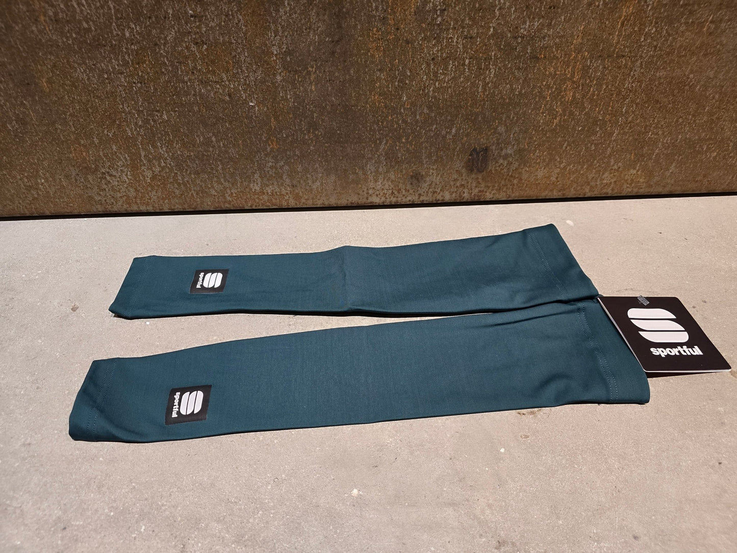 Zubehör - BOH von Sportful, SPORTFUL BORA HANSGROHE BOH FIANDRE ARMWARMERS / ARMLING in variant_title vor USEDBIKES - OB.DE Hintergrund