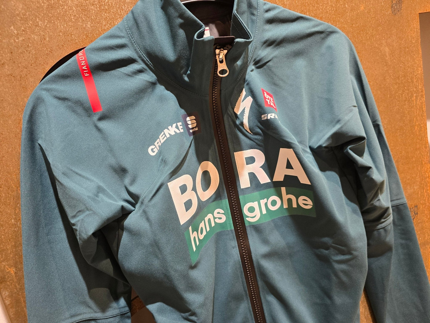 Langarm Trikot - BOH von Sportful, SPORTFUL BORA HANSGROHE FIANDRE PRO LS JACKET / LANGARM JACKE in variant_title vor USEDBIKES - OB.DE Hintergrund
