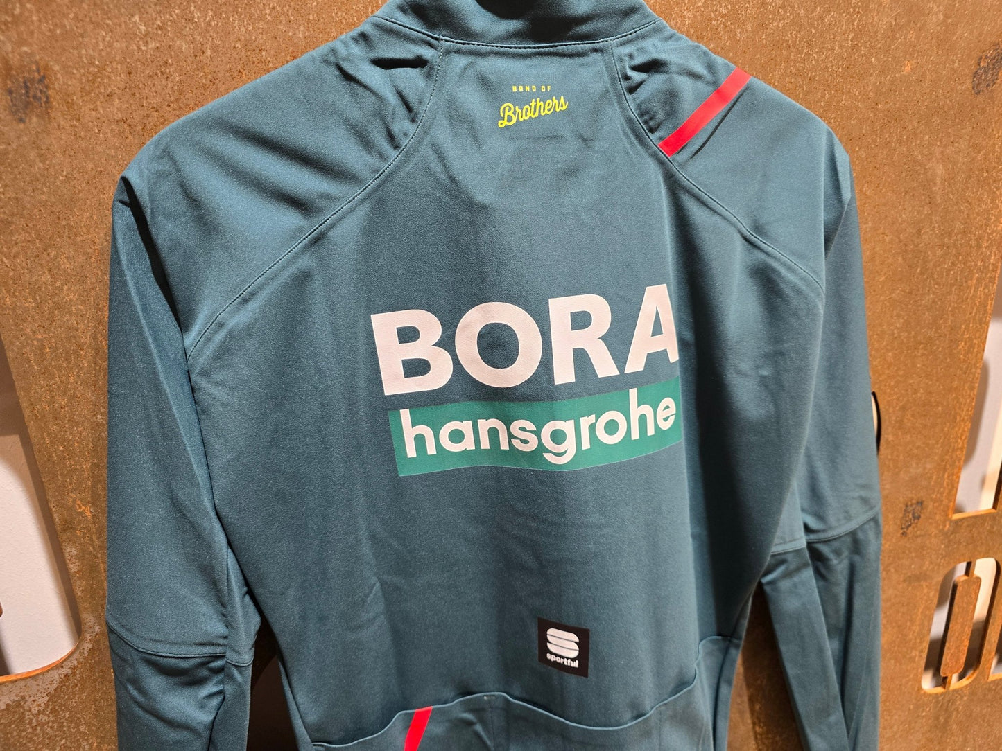 Langarm Trikot - BOH von Sportful, SPORTFUL BORA HANSGROHE FIANDRE PRO LS JACKET / LANGARM JACKE in variant_title vor USEDBIKES - OB.DE Hintergrund