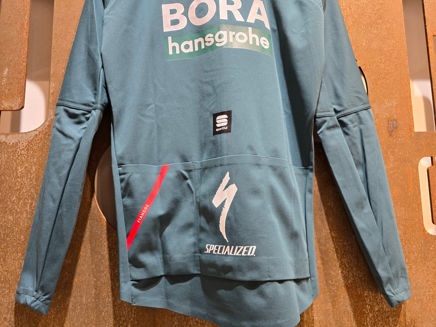 Langarm Trikot - BOH von Sportful, SPORTFUL BORA HANSGROHE FIANDRE PRO LS JACKET / LANGARM JACKE in variant_title vor USEDBIKES - OB.DE Hintergrund