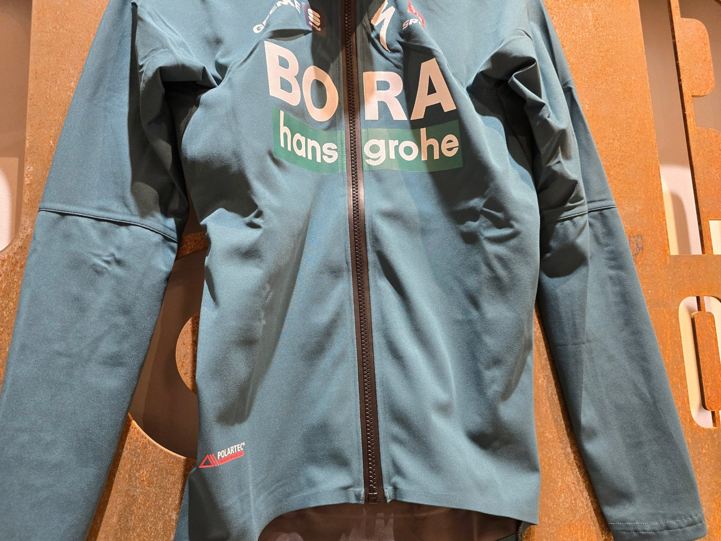 Langarm Trikot - BOH von Sportful, SPORTFUL BORA HANSGROHE FIANDRE PRO LS JACKET / LANGARM JACKE in variant_title vor USEDBIKES - OB.DE Hintergrund