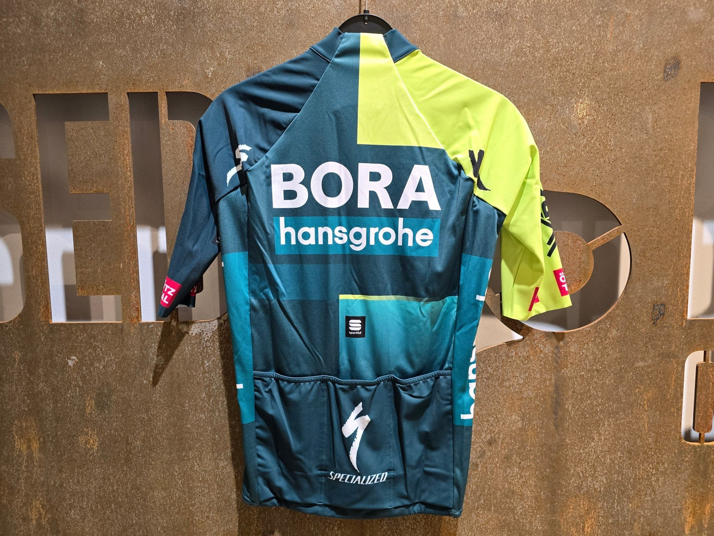 Kurzarm Trikot - BOH von Sportful, SPORTFUL BORA HANSGROHE MID SEASON JERSEY / WARMES KURZARM TRIKOT in variant_title vor USEDBIKES - OB.DE Hintergrund