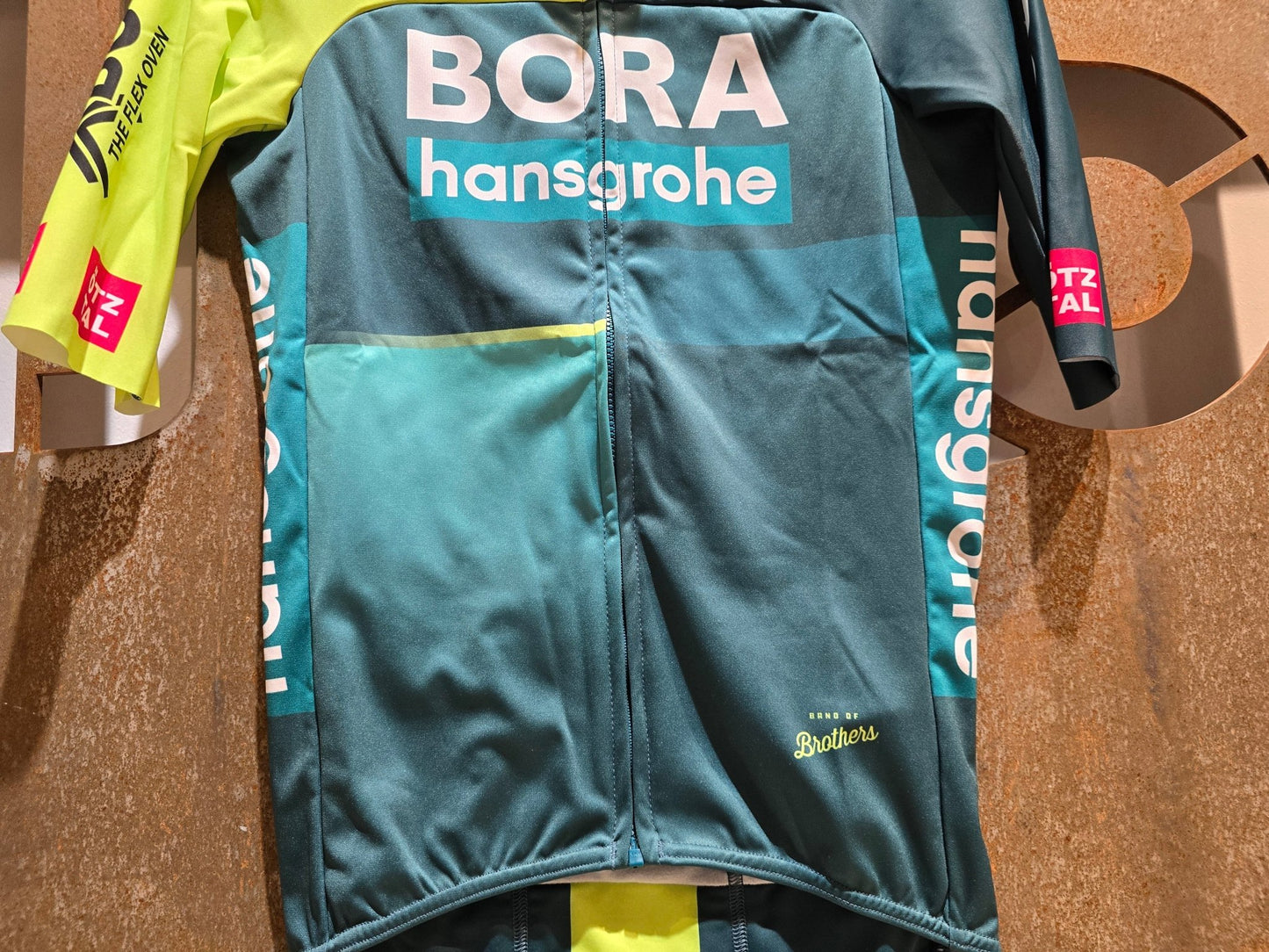 Kurzarm Trikot - BOH von Sportful, SPORTFUL BORA HANSGROHE MID SEASON JERSEY / WARMES KURZARM TRIKOT in variant_title vor USEDBIKES - OB.DE Hintergrund