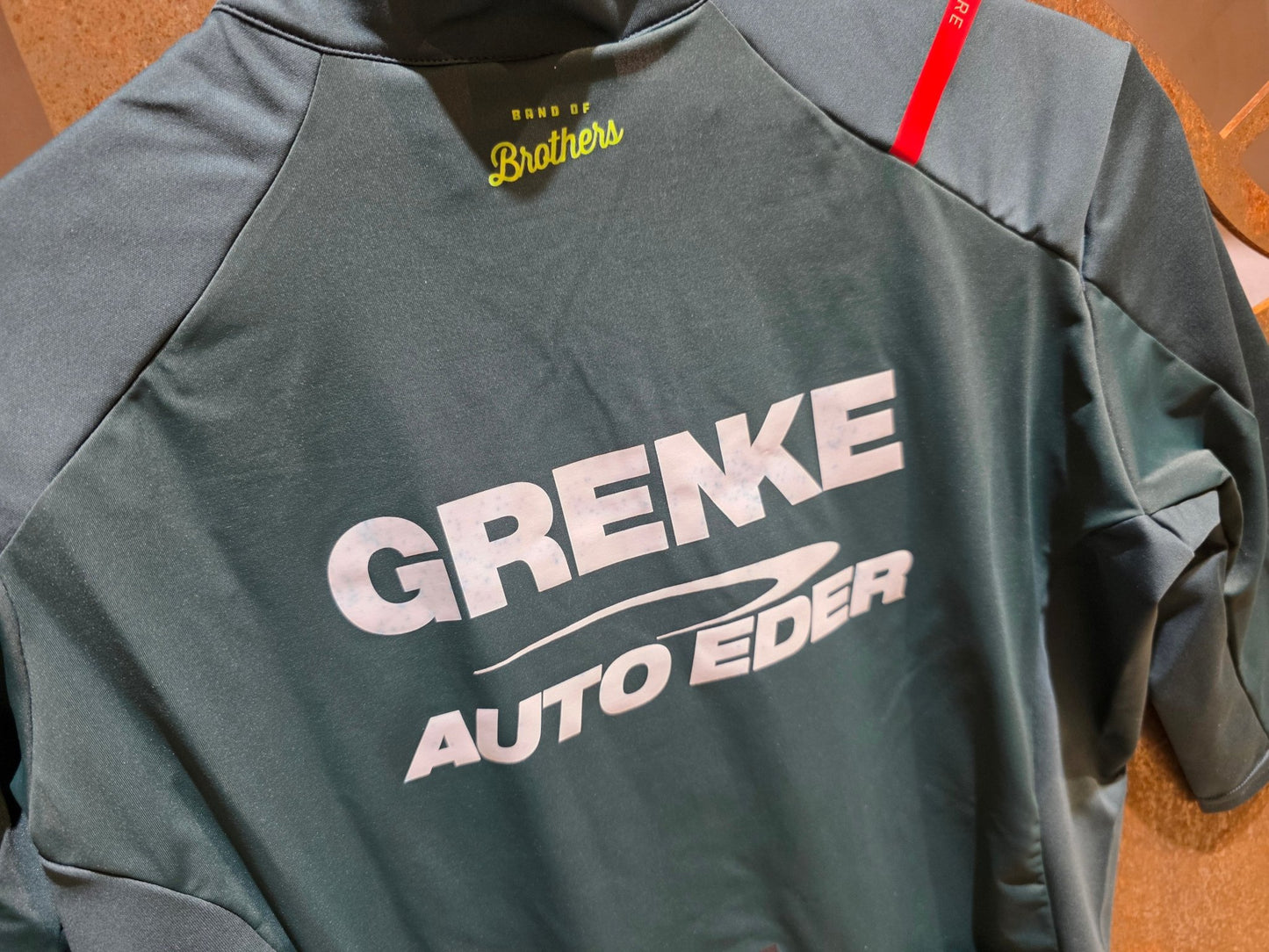 Kurzarm Trikot - U19 von Sportful, SPORTFUL GRENKE - AUTO EDER FIANDRE SS JACKET / KURZARM JACKE in variant_title vor USEDBIKES - OB.DE Hintergrund