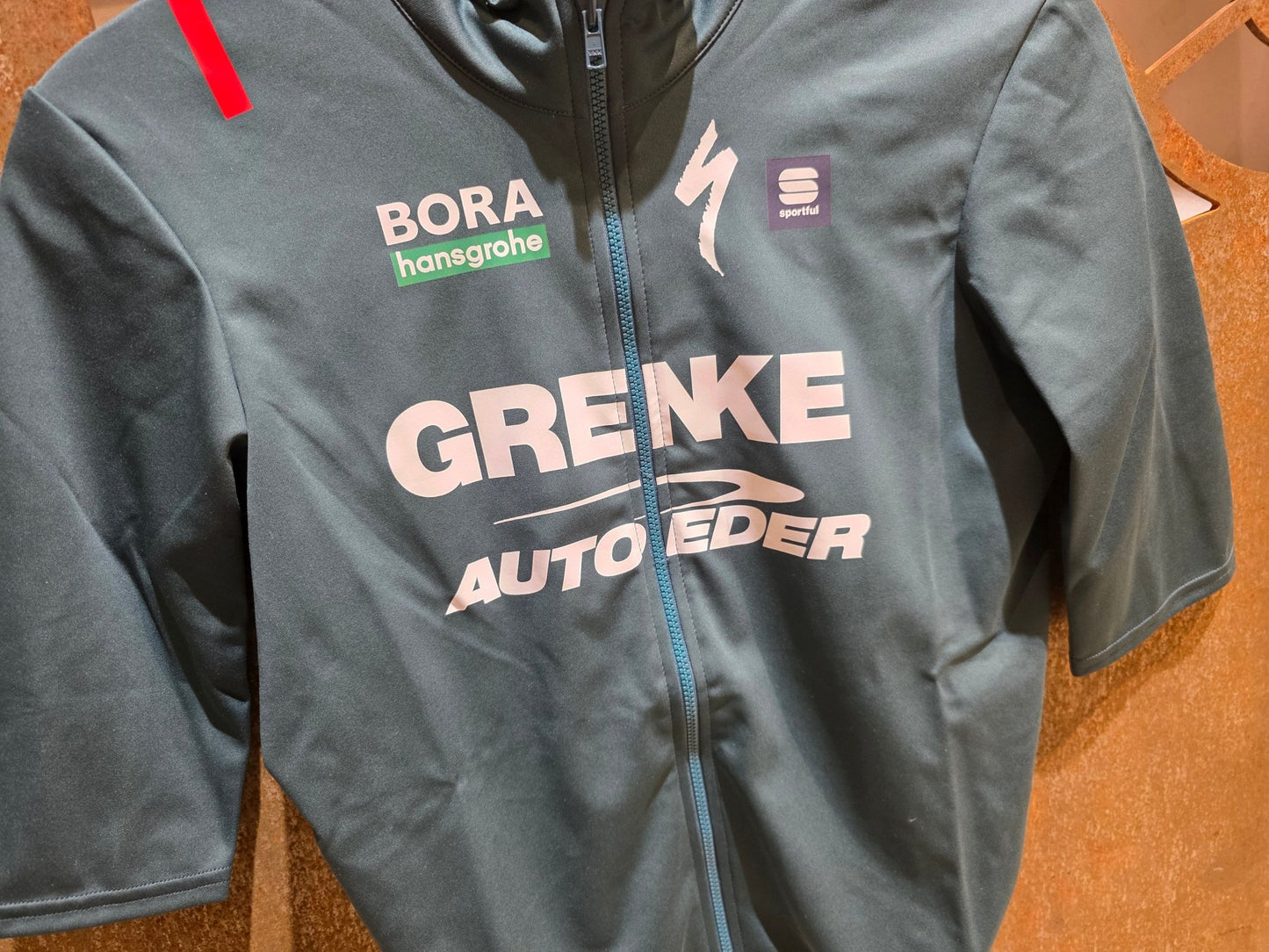 Kurzarm Trikot - U19 von Sportful, SPORTFUL GRENKE - AUTO EDER FIANDRE SS JACKET / KURZARM JACKE in variant_title vor USEDBIKES - OB.DE Hintergrund