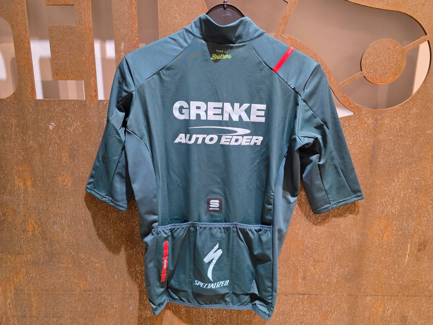 Kurzarm Trikot - U19 von Sportful, SPORTFUL GRENKE - AUTO EDER FIANDRE SS JACKET / KURZARM JACKE in variant_title vor USEDBIKES - OB.DE Hintergrund