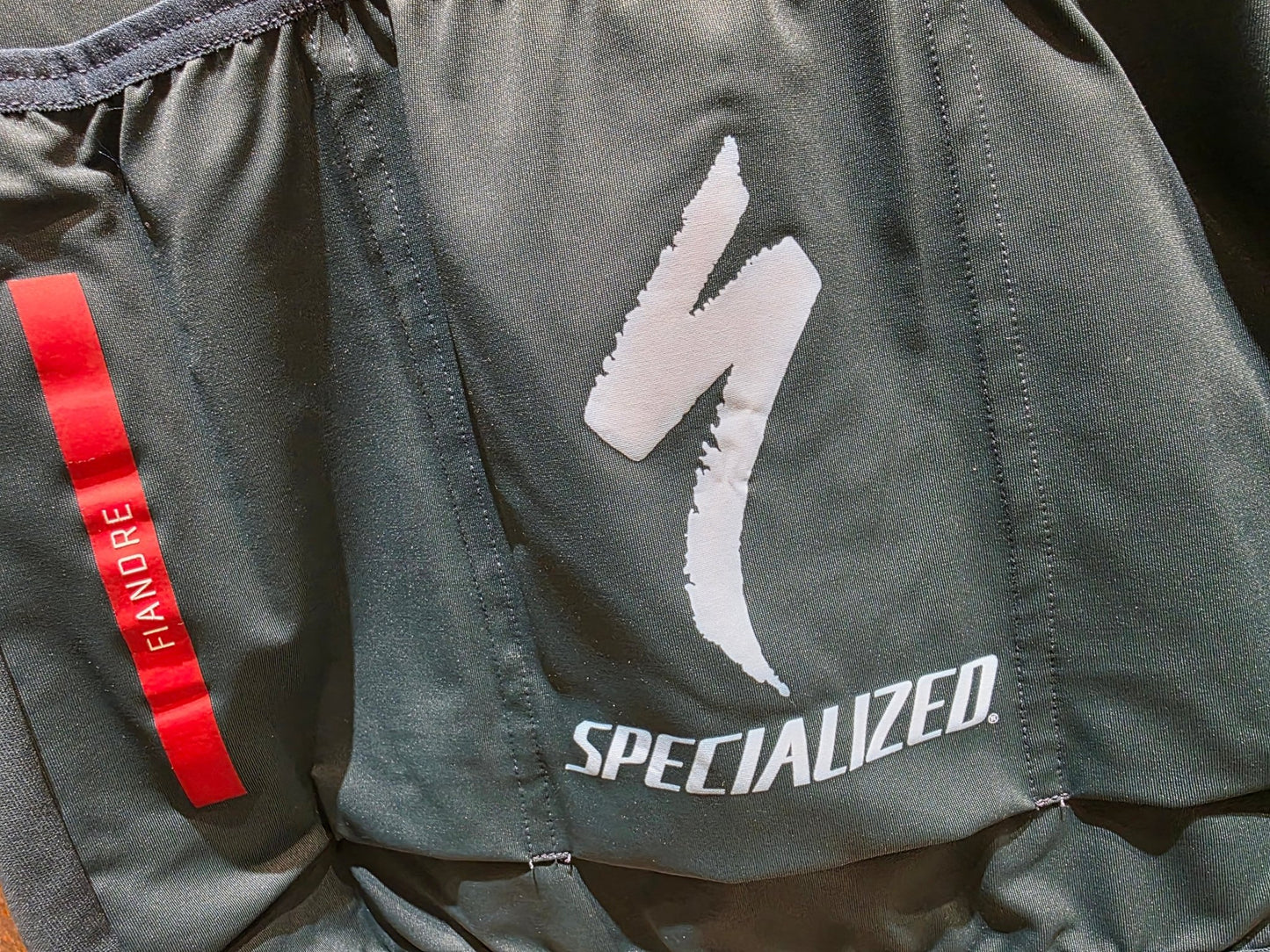 Kurzarm Trikot - U19 von Sportful, SPORTFUL GRENKE - AUTO EDER FIANDRE SS JACKET / KURZARM JACKE in variant_title vor USEDBIKES - OB.DE Hintergrund