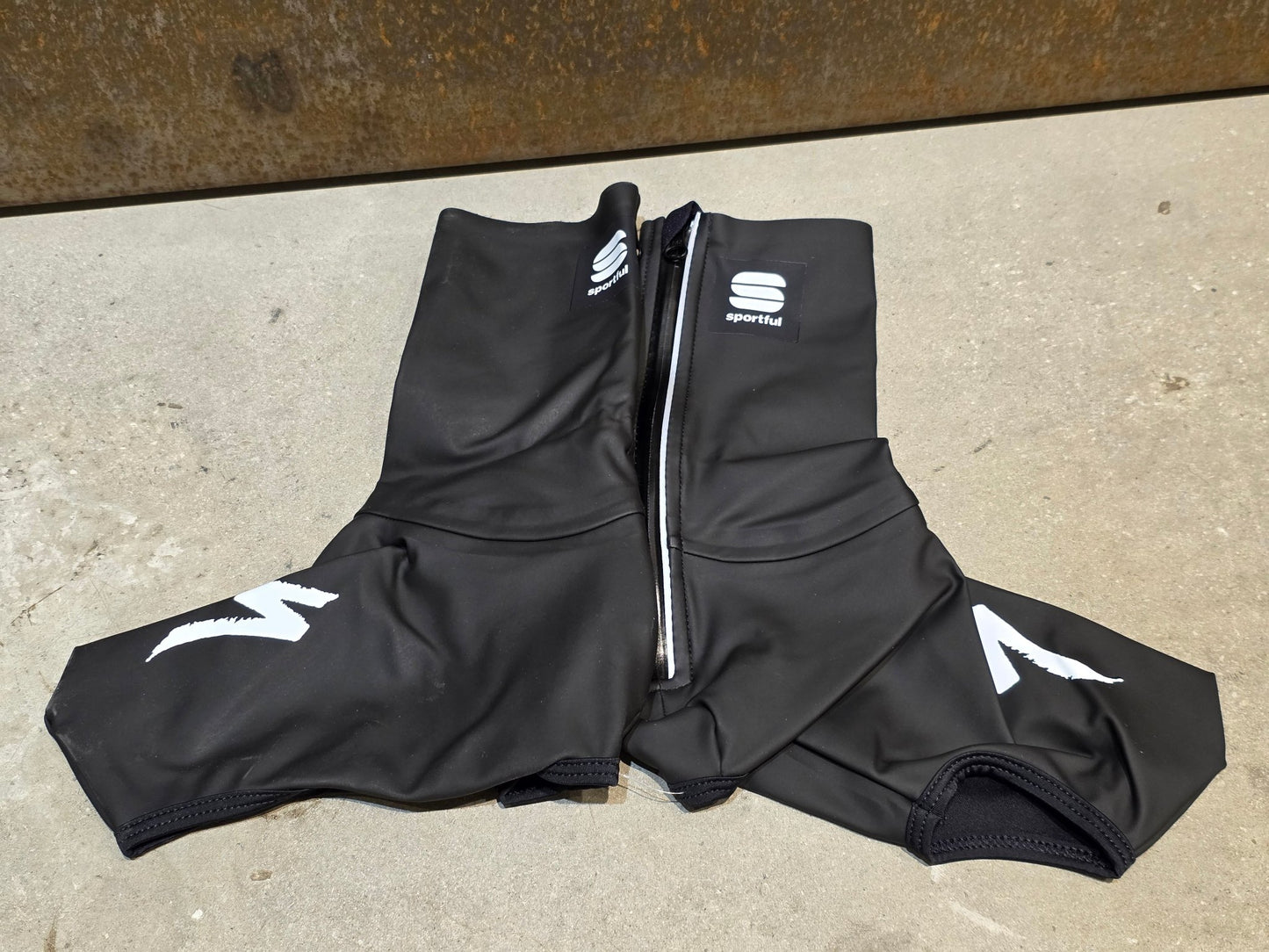 Zubehör - BOH von Sportful, SPORTFUL RED BULL - BORA HANSGROHE BOH SPEED SILICON BOOTIE / ÜBERSCHUH UNISEX in variant_title vor USEDBIKES - OB.DE Hintergrund