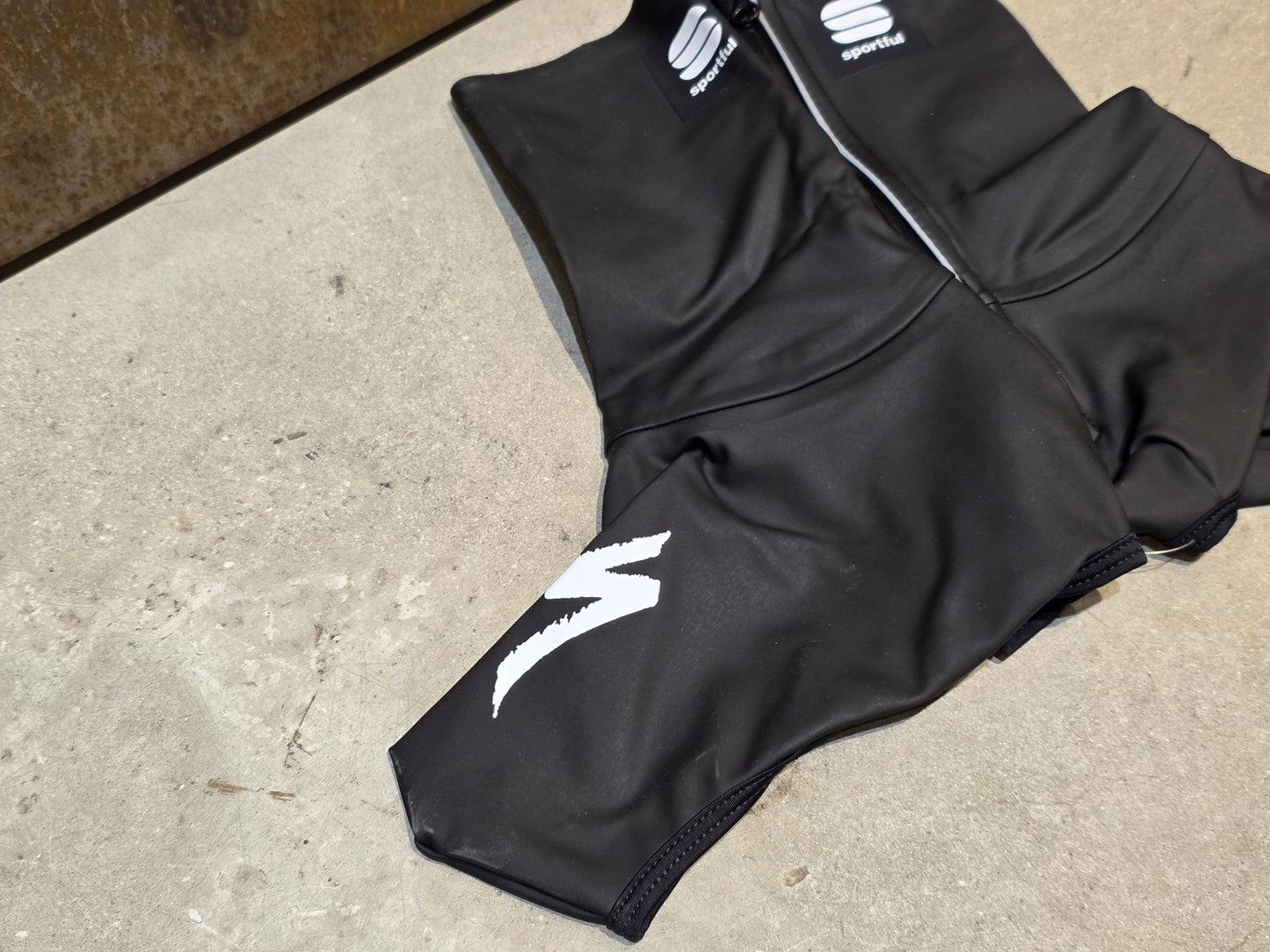 Zubehör - BOH von Sportful, SPORTFUL RED BULL - BORA HANSGROHE BOH SPEED SILICON BOOTIE / ÜBERSCHUH UNISEX in variant_title vor USEDBIKES - OB.DE Hintergrund
