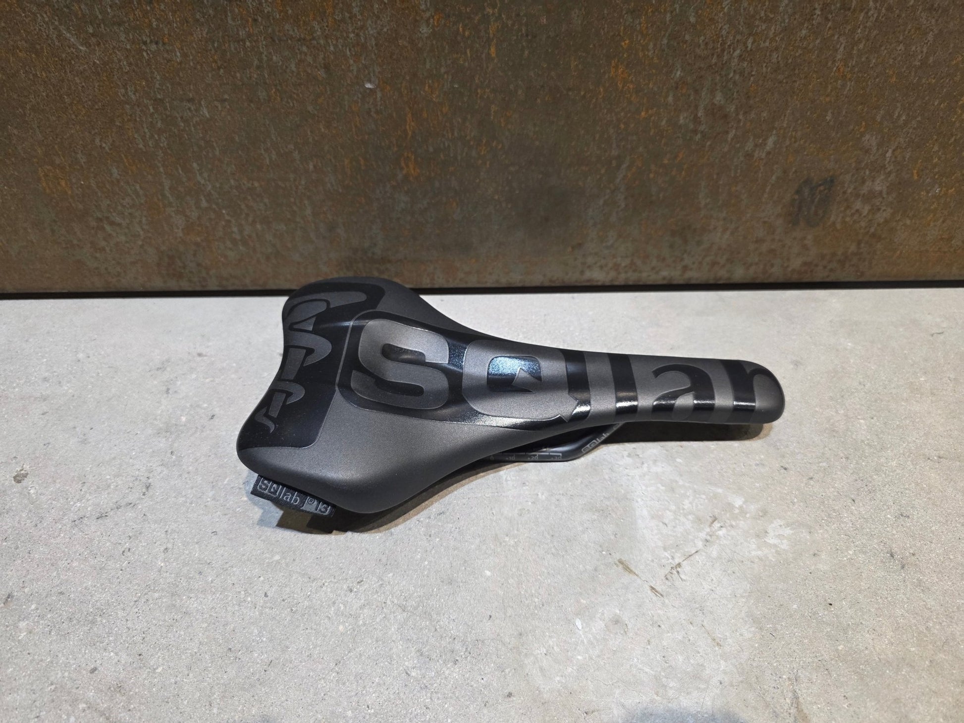 Sattel von SQ Lab, SQ LAB 612 ERGOWAVE® R LTD TEAM CARBON / 13CM vor USEDBIKES - OB.DE Hintergrund