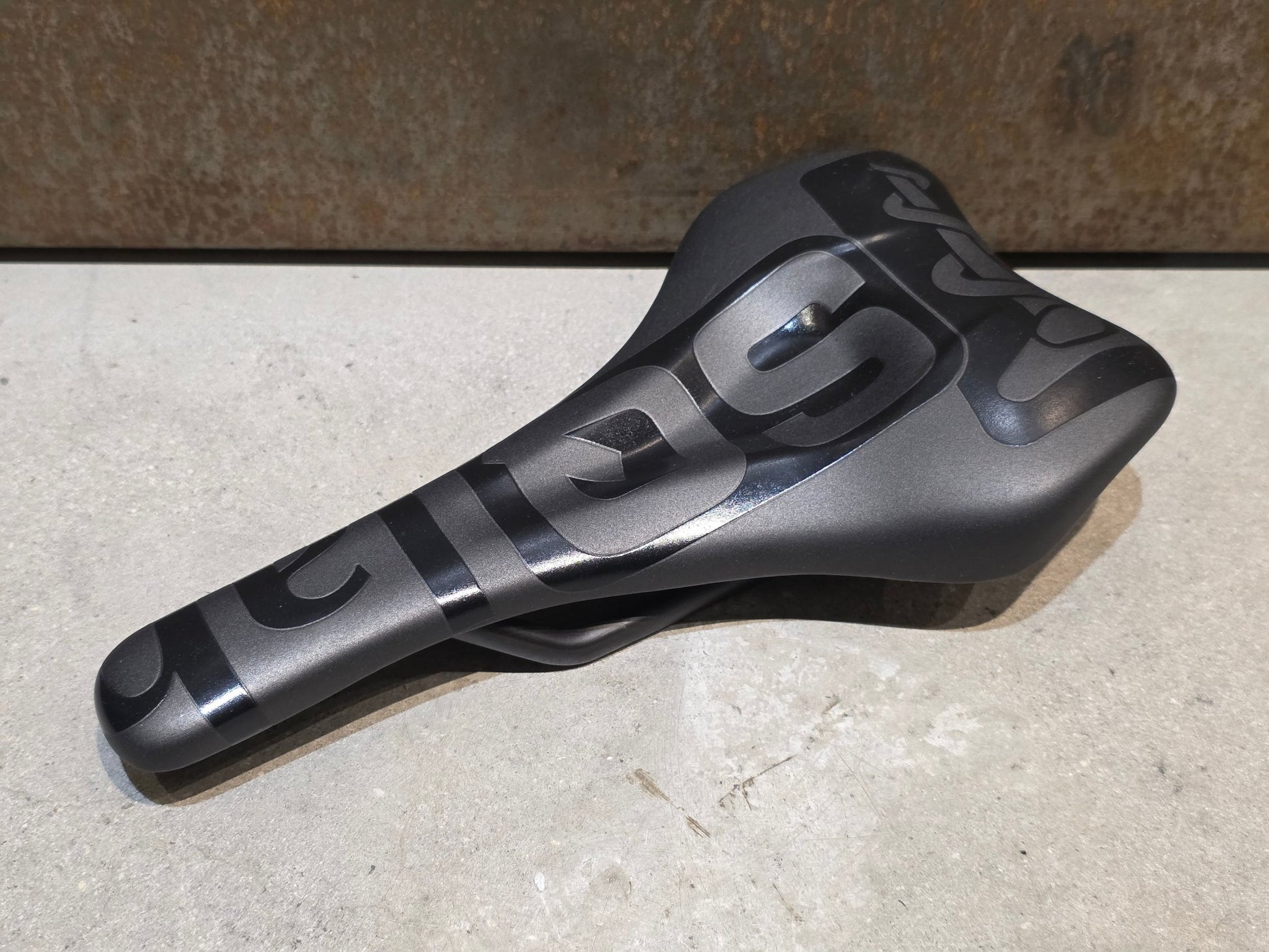 Sattel von SQ Lab, SQ LAB 612 ERGOWAVE® R LTD TEAM CARBON / 13CM vor USEDBIKES - OB.DE Hintergrund