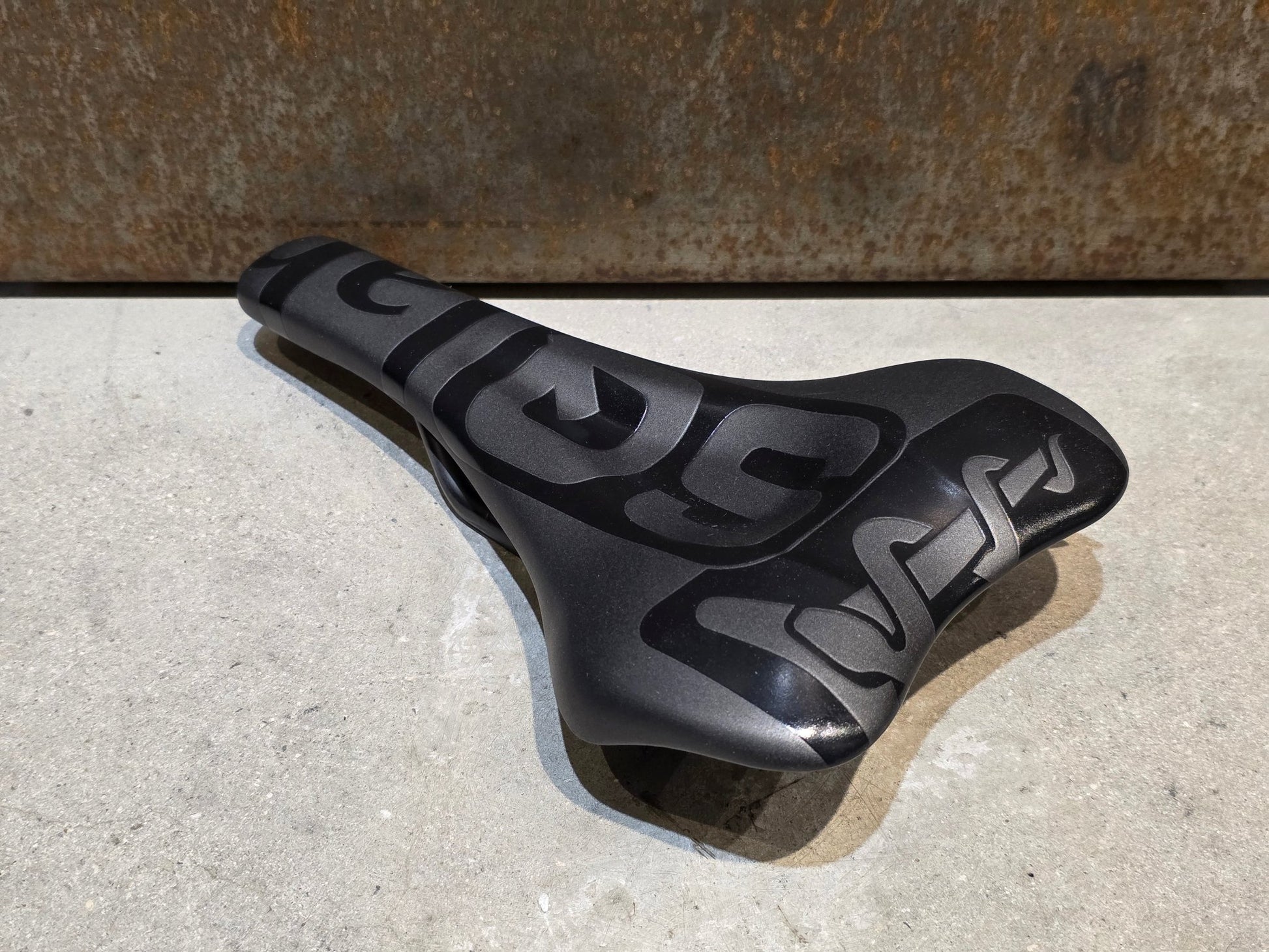 Sattel von SQ Lab, SQ LAB 612 ERGOWAVE® R LTD TEAM CARBON / 13CM vor USEDBIKES - OB.DE Hintergrund