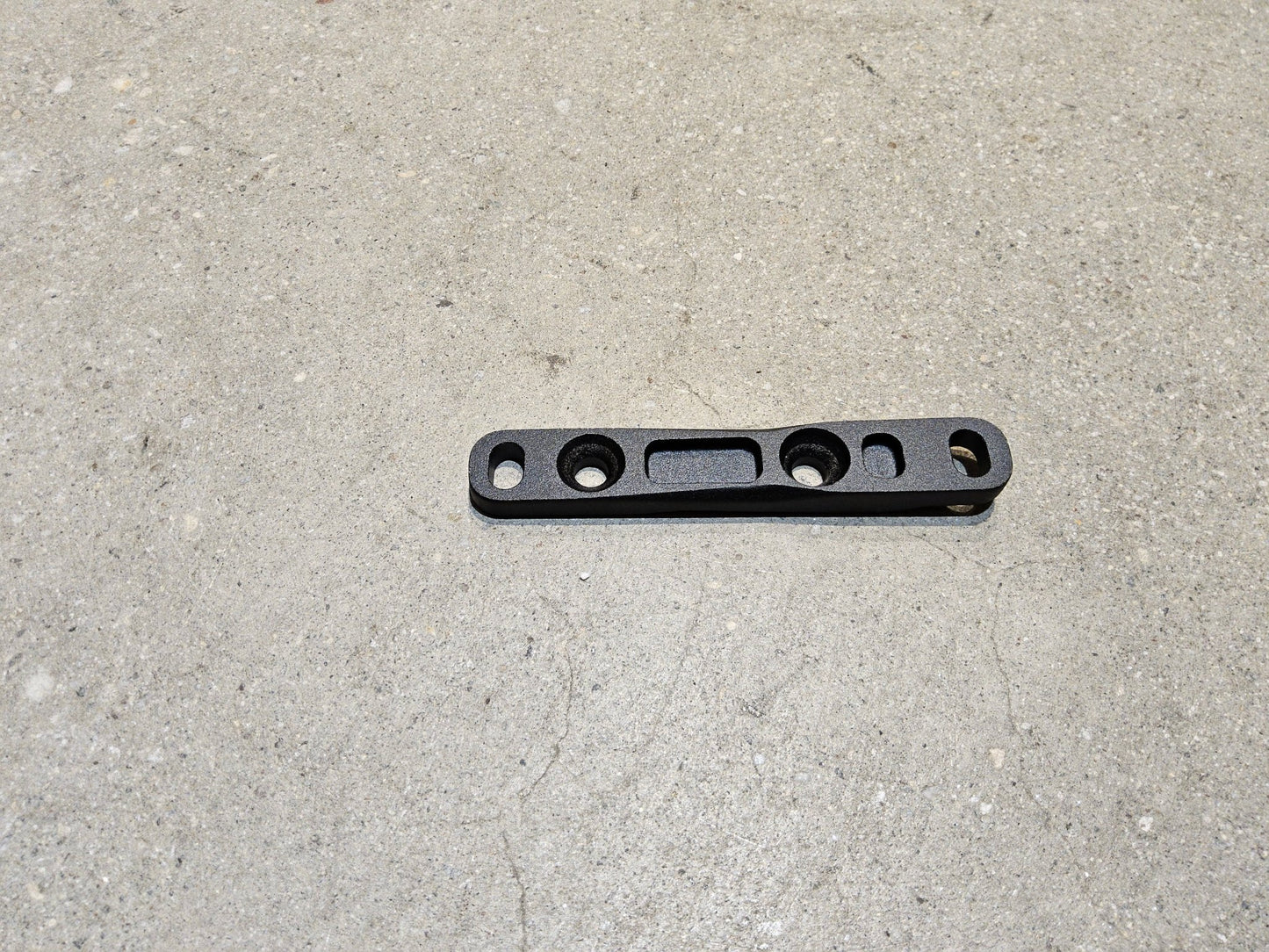 Zubehör von Sram, SRAM ADAPTER FLAT MOUNT 140 / 160MM / VORNE in variant_title vor USEDBIKES - OB.DE Hintergrund