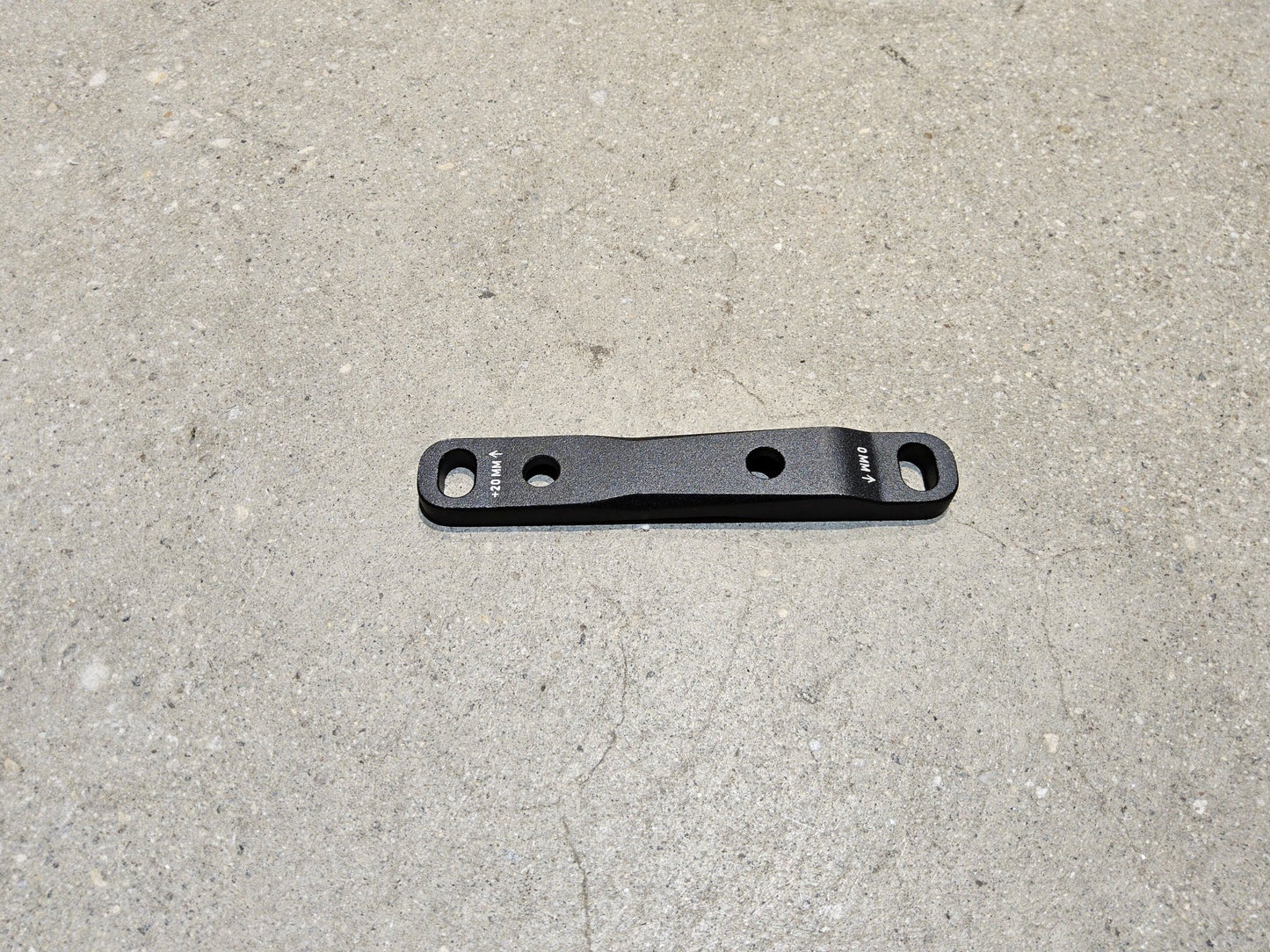 Zubehör von Sram, SRAM ADAPTER FLAT MOUNT 140 / 160MM / VORNE in variant_title vor USEDBIKES - OB.DE Hintergrund