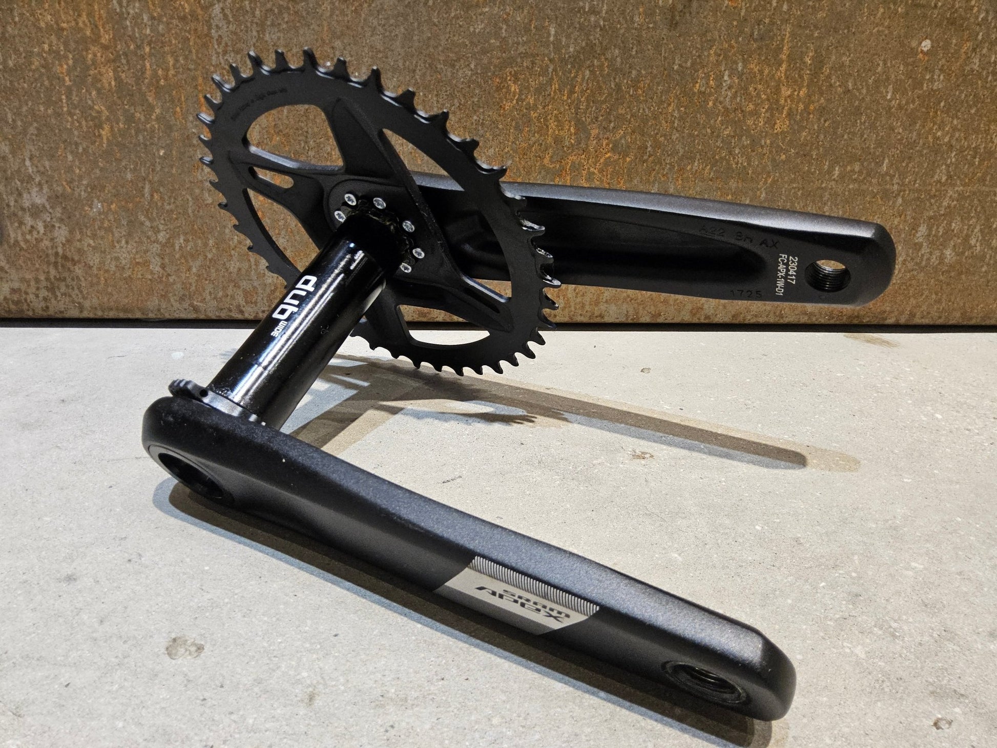 Kurbel von Sram, SRAM APEX 1 KURBEL AXS DUB WIDE / 40 ZÄHNE / 165MM - 175MM vor USEDBIKES - OB.DE Hintergrund