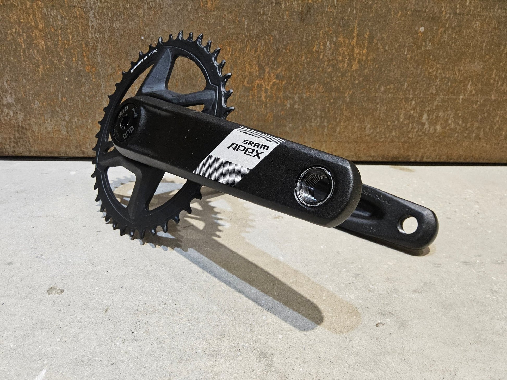 Kurbel von Sram, SRAM APEX 1 KURBEL AXS DUB WIDE / 40 ZÄHNE / 165MM - 175MM vor USEDBIKES - OB.DE Hintergrund