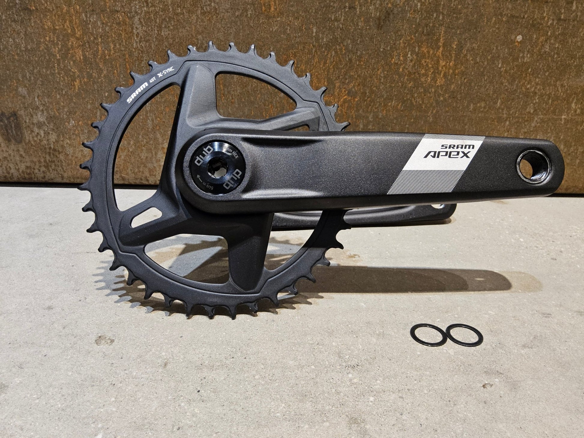 Kurbel von Sram, SRAM APEX 1 KURBEL AXS DUB WIDE / 40 ZÄHNE / 165MM - 175MM vor USEDBIKES - OB.DE Hintergrund