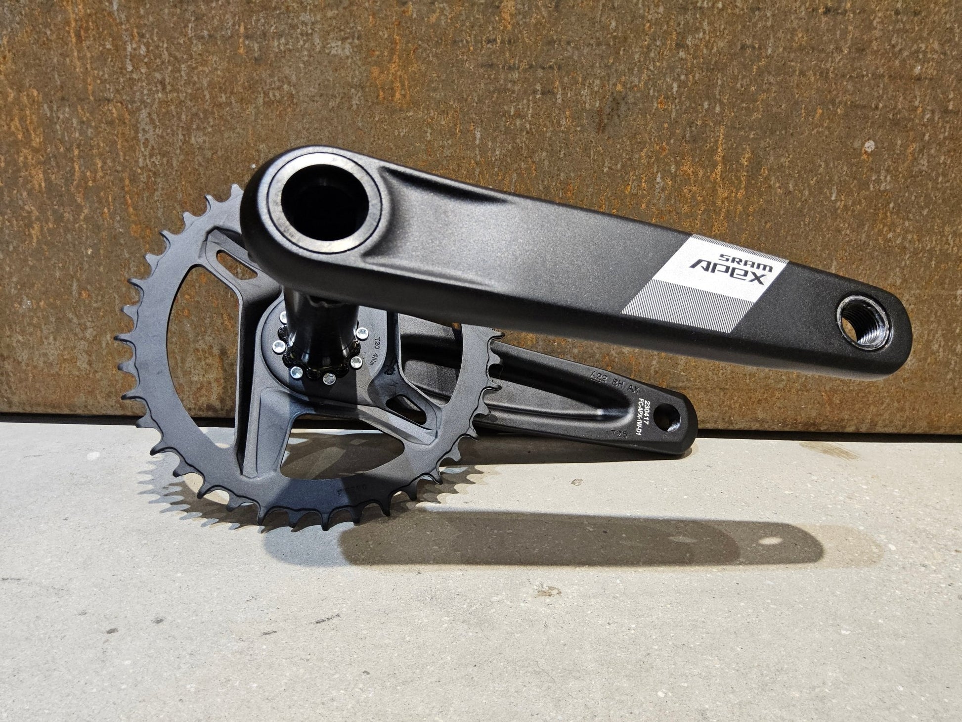Kurbel von Sram, SRAM APEX 1 KURBEL AXS DUB WIDE / 40 ZÄHNE / 165MM - 175MM vor USEDBIKES - OB.DE Hintergrund