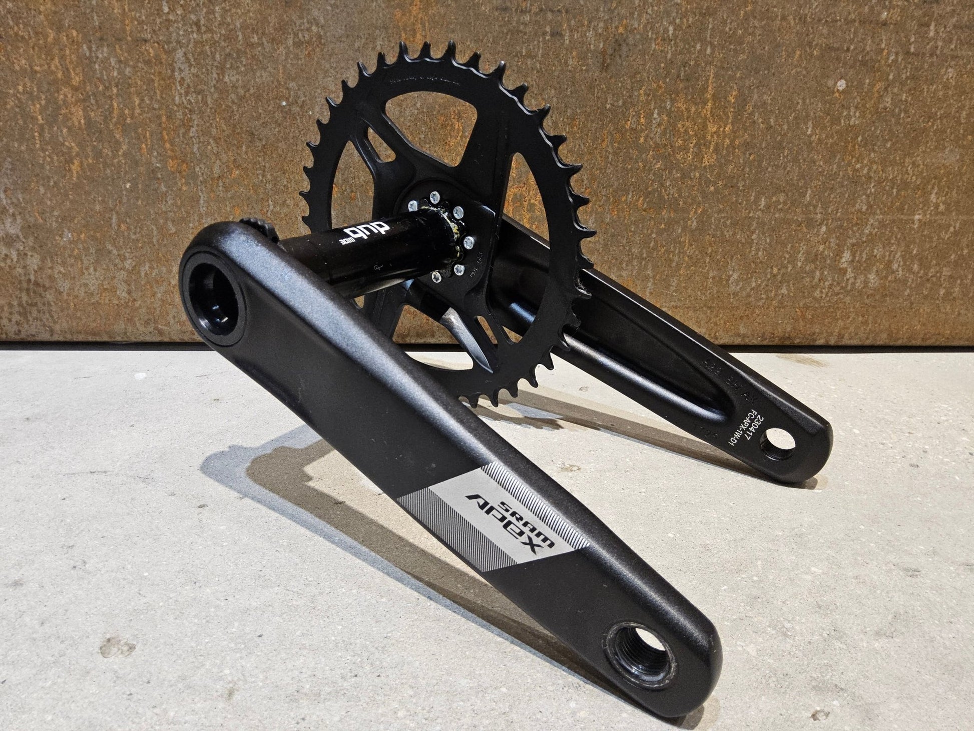 Kurbel von Sram, SRAM APEX 1 KURBEL AXS DUB WIDE / 40 ZÄHNE / 165MM - 175MM vor USEDBIKES - OB.DE Hintergrund