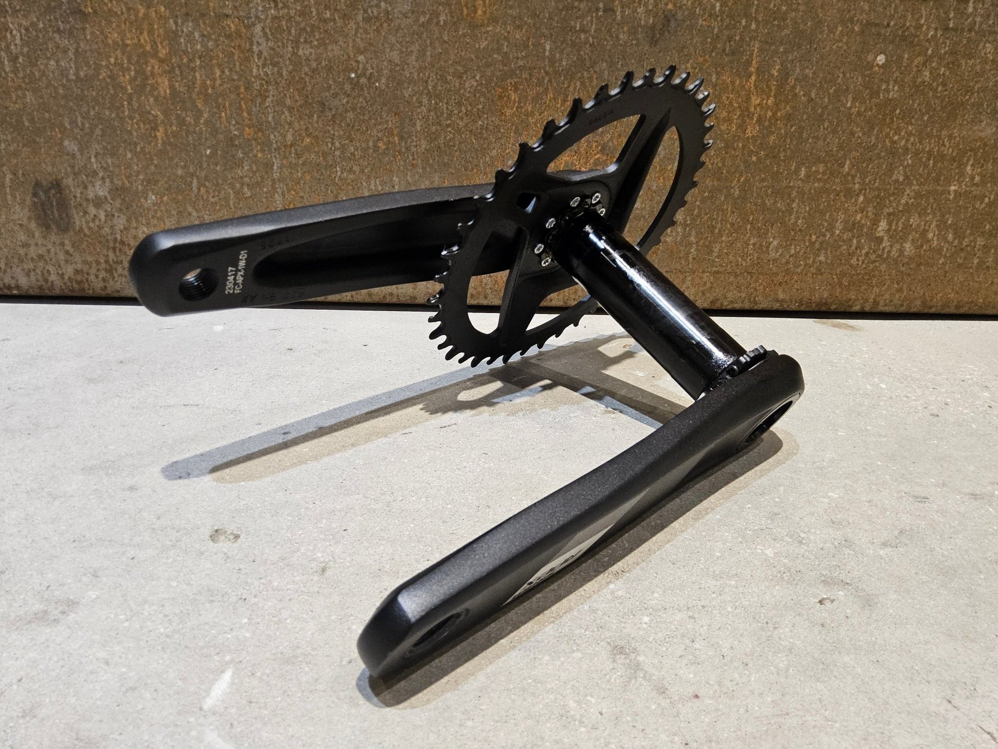 Kurbel von Sram, SRAM APEX 1 KURBEL AXS DUB WIDE / 40 ZÄHNE / 165MM - 175MM vor USEDBIKES - OB.DE Hintergrund