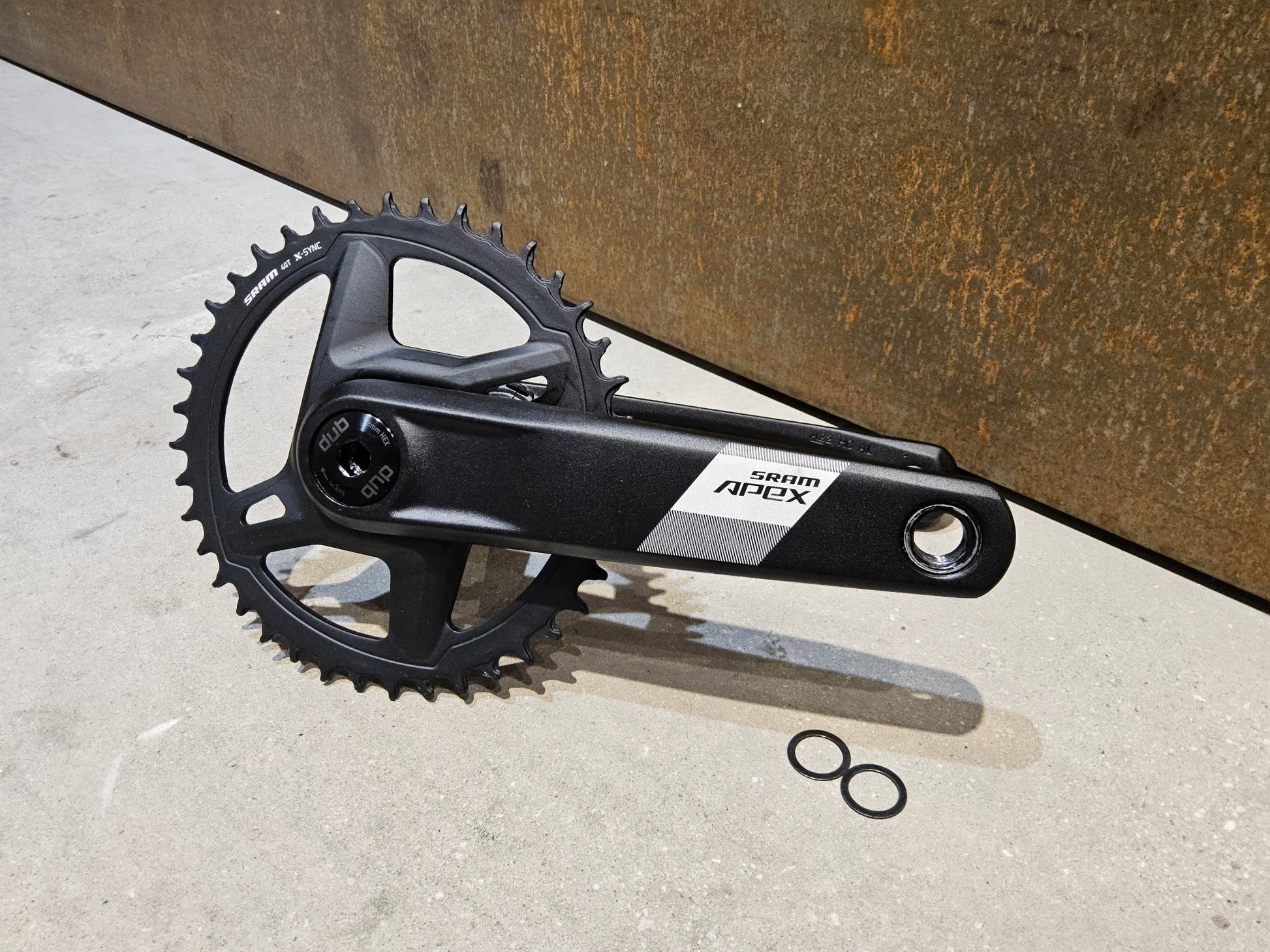 Kurbel von Sram, SRAM APEX 1 KURBEL AXS DUB WIDE / 40 ZÄHNE / 165MM - 175MM vor USEDBIKES - OB.DE Hintergrund