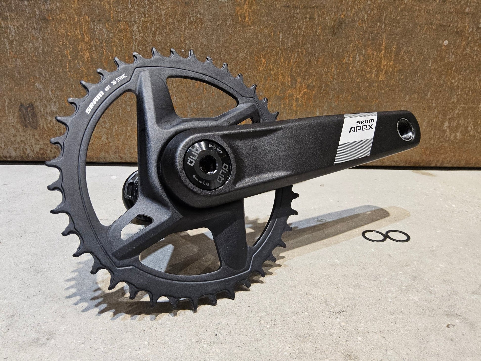 Kurbel von Sram, SRAM APEX 1 KURBEL AXS DUB WIDE / 40 ZÄHNE / 165MM - 175MM vor USEDBIKES - OB.DE Hintergrund