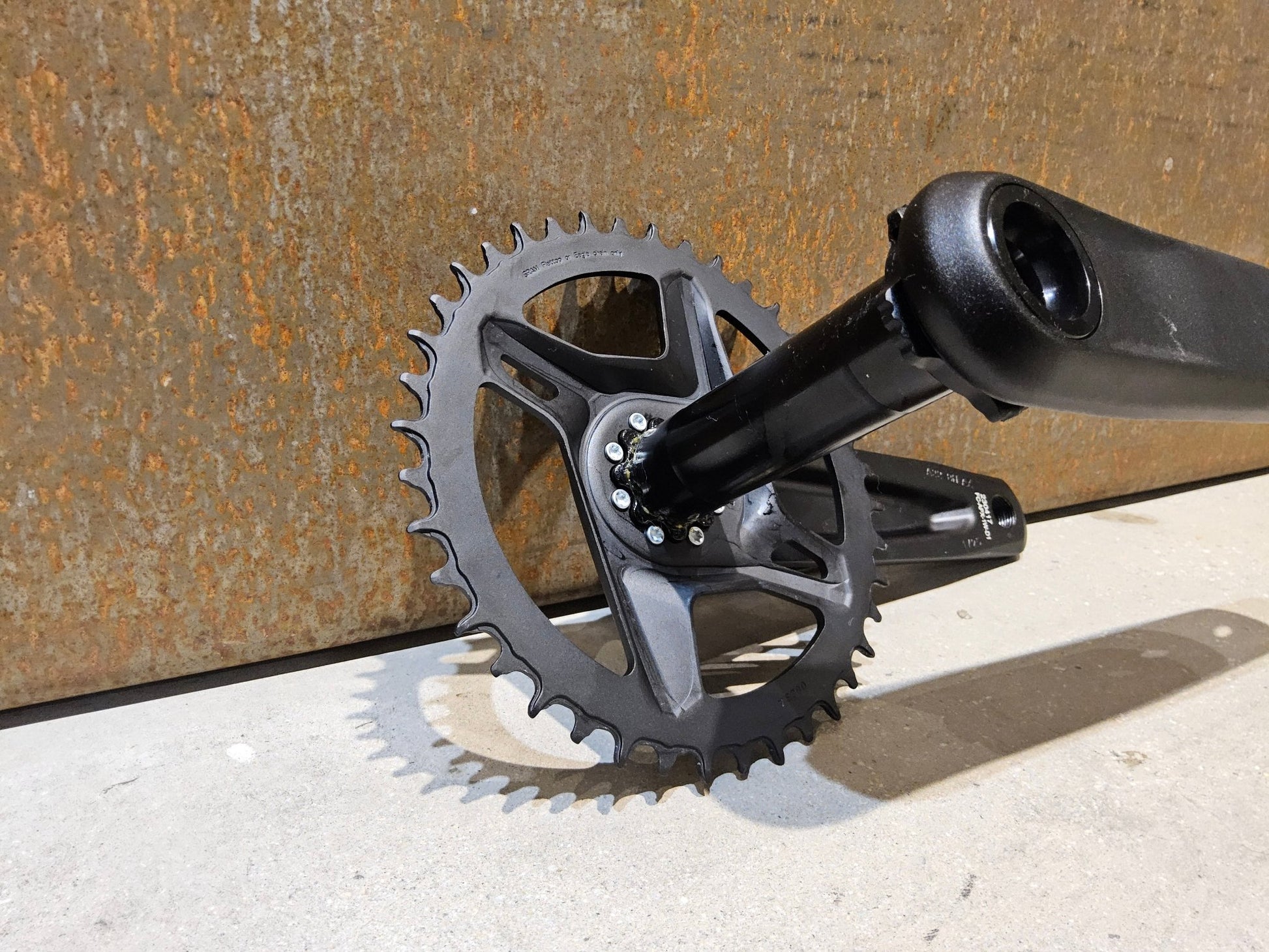 Kurbel von Sram, SRAM APEX 1 KURBEL AXS DUB WIDE / 40 ZÄHNE / 165MM - 175MM vor USEDBIKES - OB.DE Hintergrund