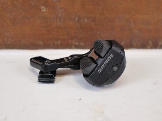Schaltungsteile von Sram, SRAM AXS Pod Ultimate Controller Links Matchmaker MMX vor USEDBIKES-OB.DE Hintergrund