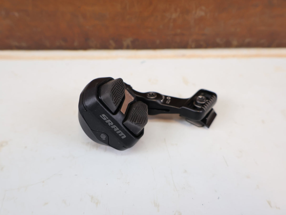 Schaltungsteile von Sram, SRAM AXS Pod Ultimate Controller Rechts Matchmaker MMX vor USEDBIKES-OB.DE Hintergrund