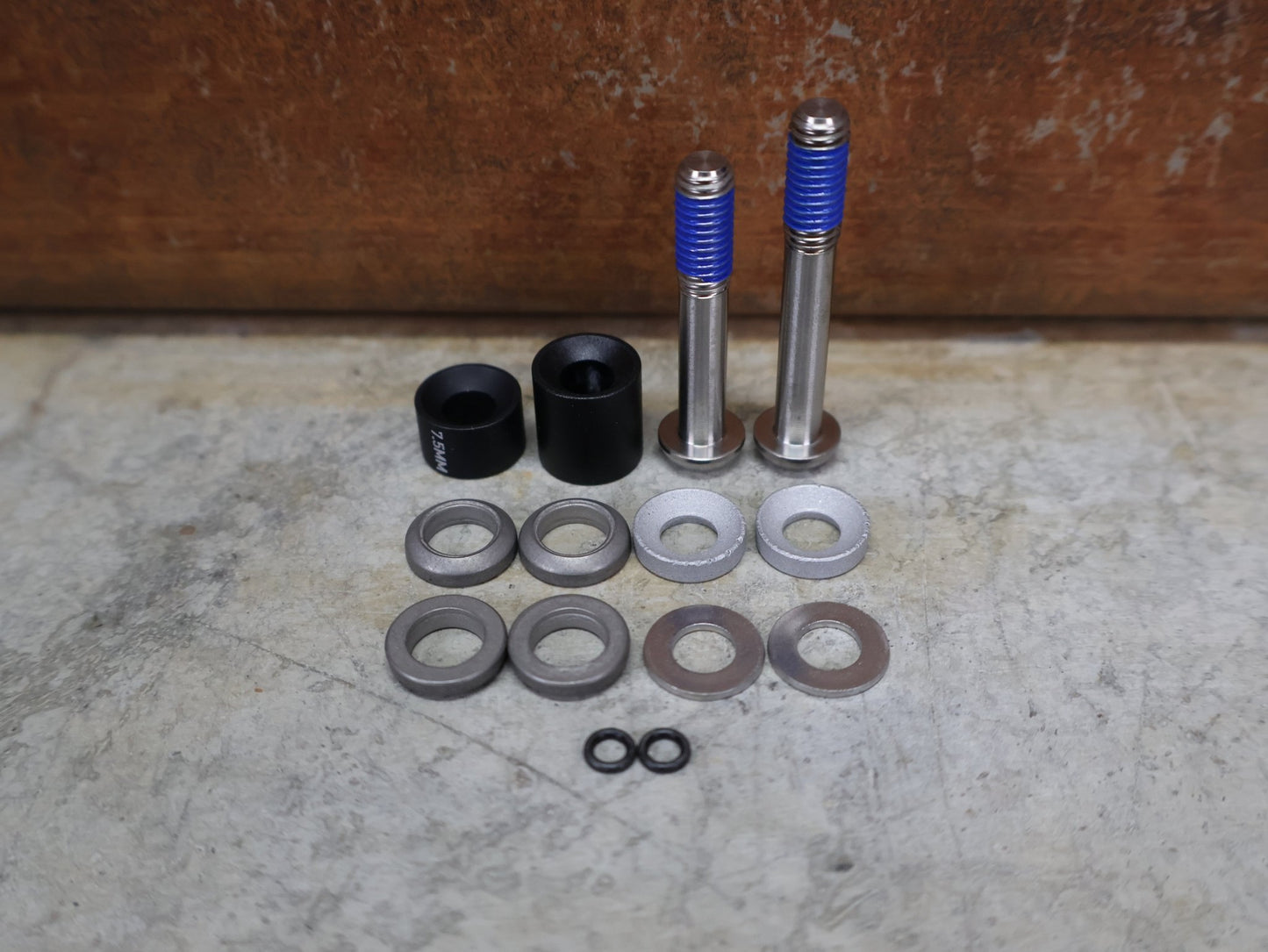 Zubehör von Sram, SRAM BREMSADAPTER PM XX 20 S TITAN – VR 180 MM / HR 160 MM – 00.5318.008.004 vor USEDBIKES - OB.DE Hintergrund