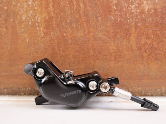 Bremse von Sram, SRAM Code Silver Stealth Bremssattel 4-Kolben Black vor USEDBIKES-OB.DE Hintergrund