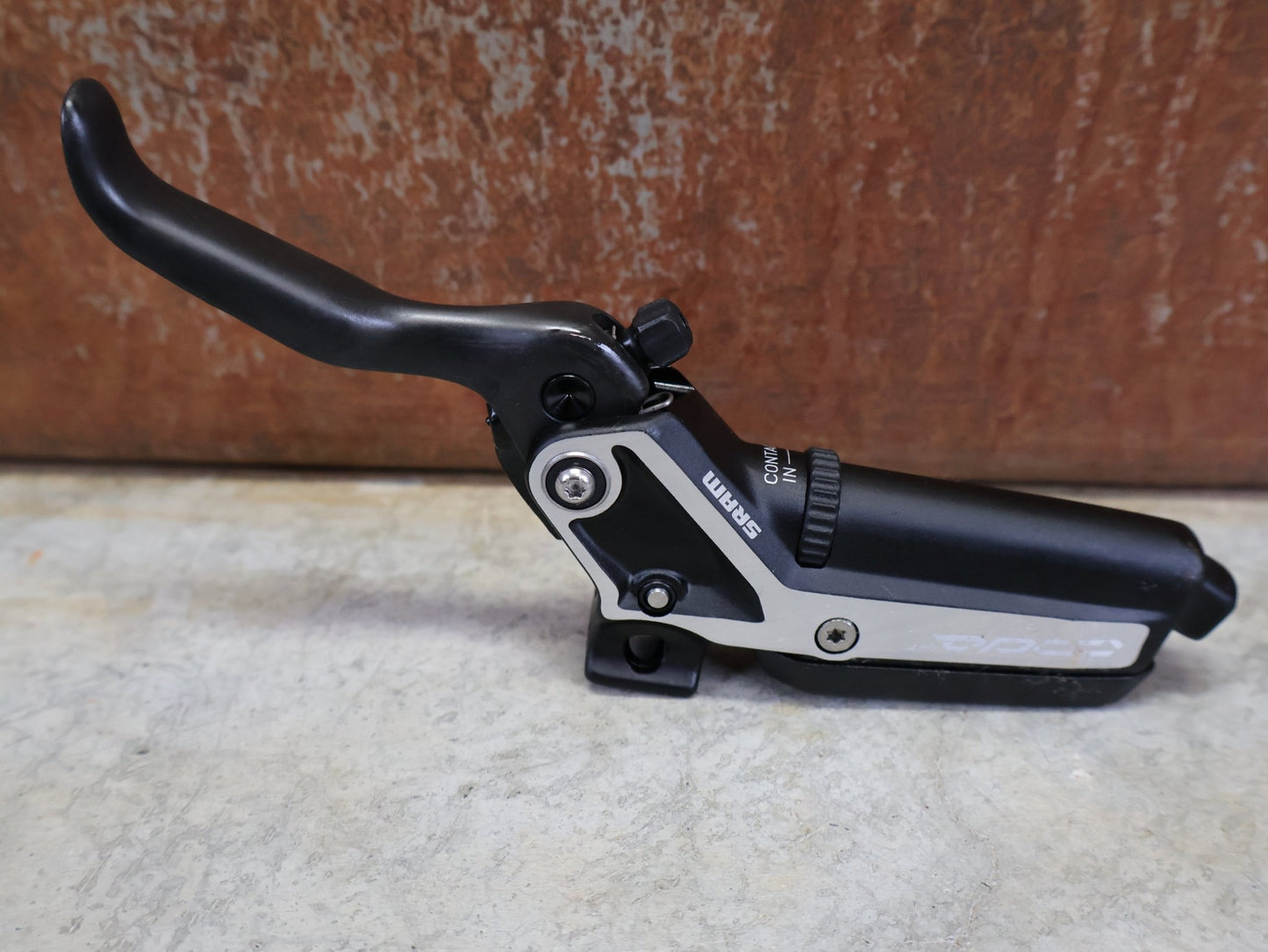 Bremse von Sram, SRAM CODE ULTIMATE STEALTH BREMSHEBEL – CARBON C1 BLACK vor USEDBIKES - OB.DE Hintergrund