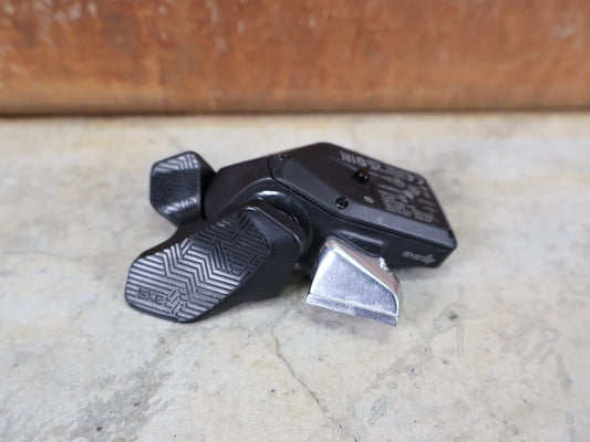 Schaltungsteile von Sram, SRAM EAGLE AXS CONTROLLER / SCHALTGRIFF 12 - FACH – WIRELESS – OHNE SCHELLE vor USEDBIKES - OB.DE Hintergrund