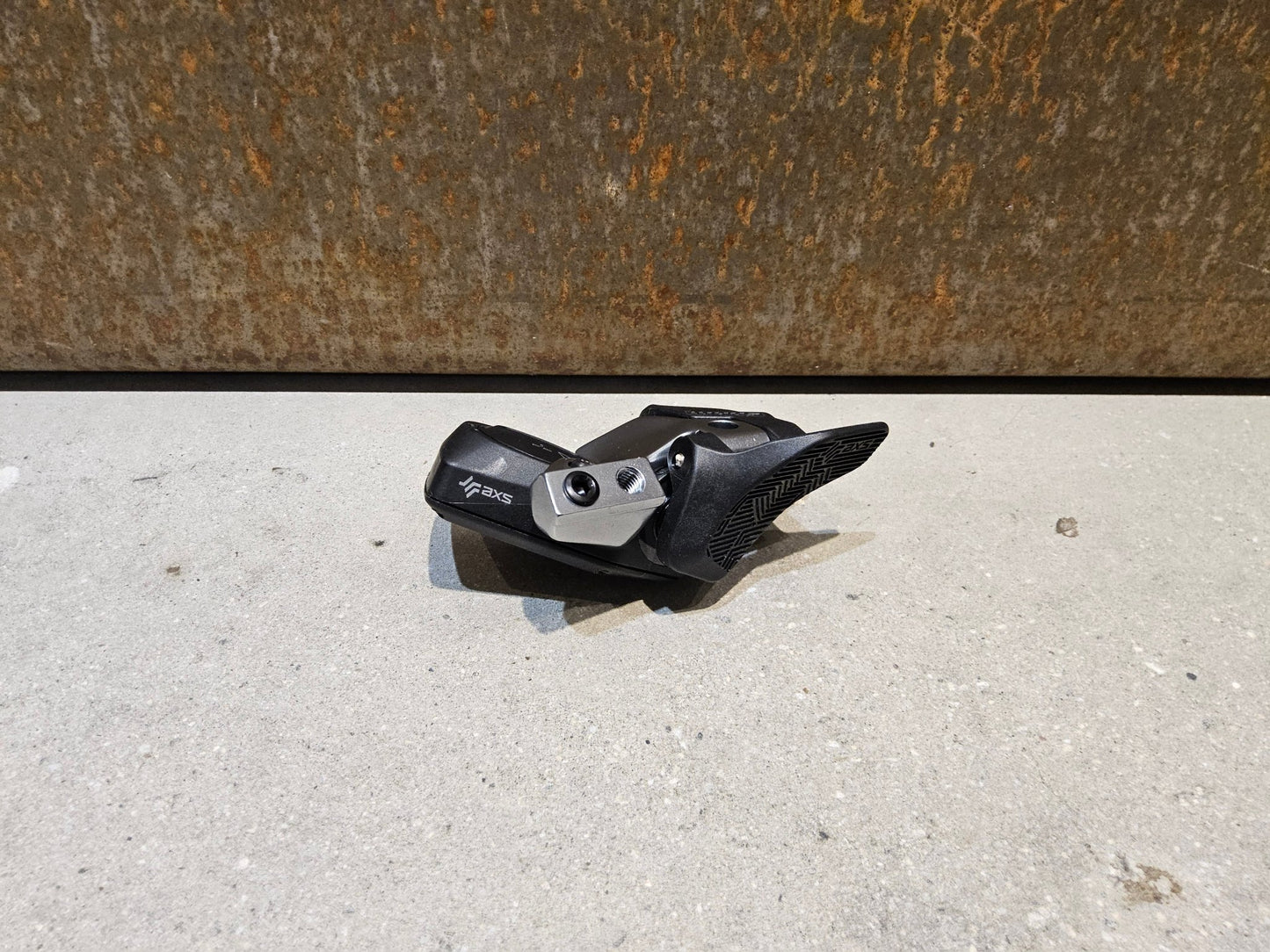 Schaltungsteile von Sram, SRAM EAGLE AXS CONTROLLER SCHALTHEBEL 12 FACH / ROCKER PADDLE vor USEDBIKES - OB.DE Hintergrund