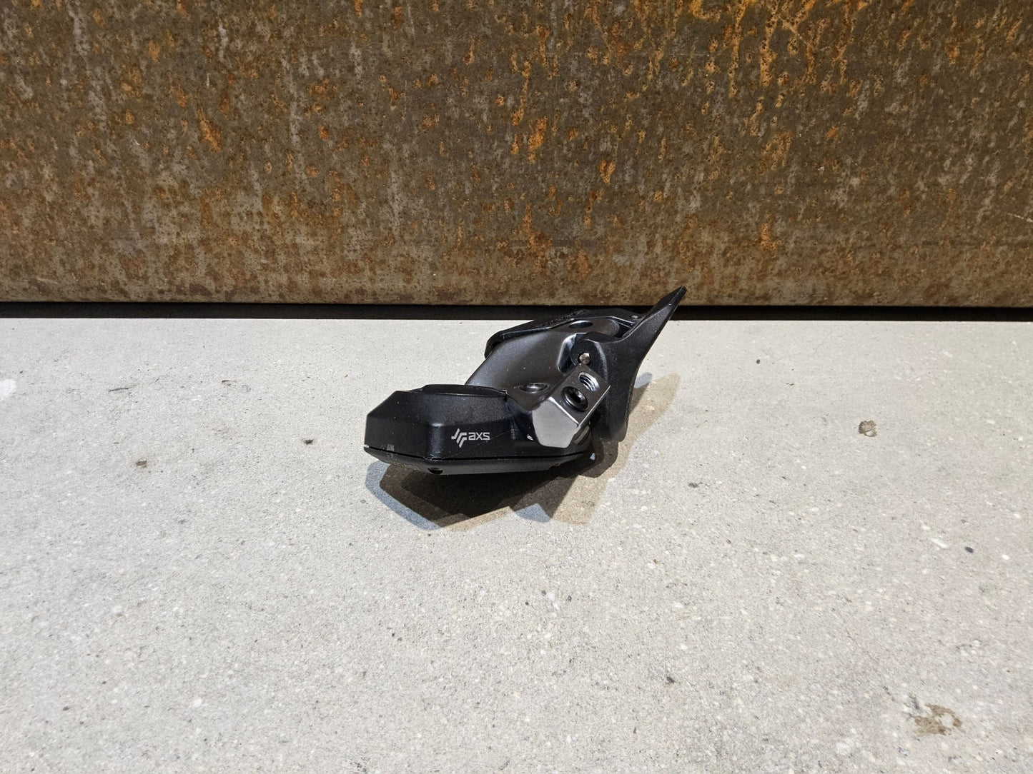 Schaltungsteile von Sram, SRAM EAGLE AXS CONTROLLER SCHALTHEBEL 12 FACH / ROCKER PADDLE vor USEDBIKES - OB.DE Hintergrund