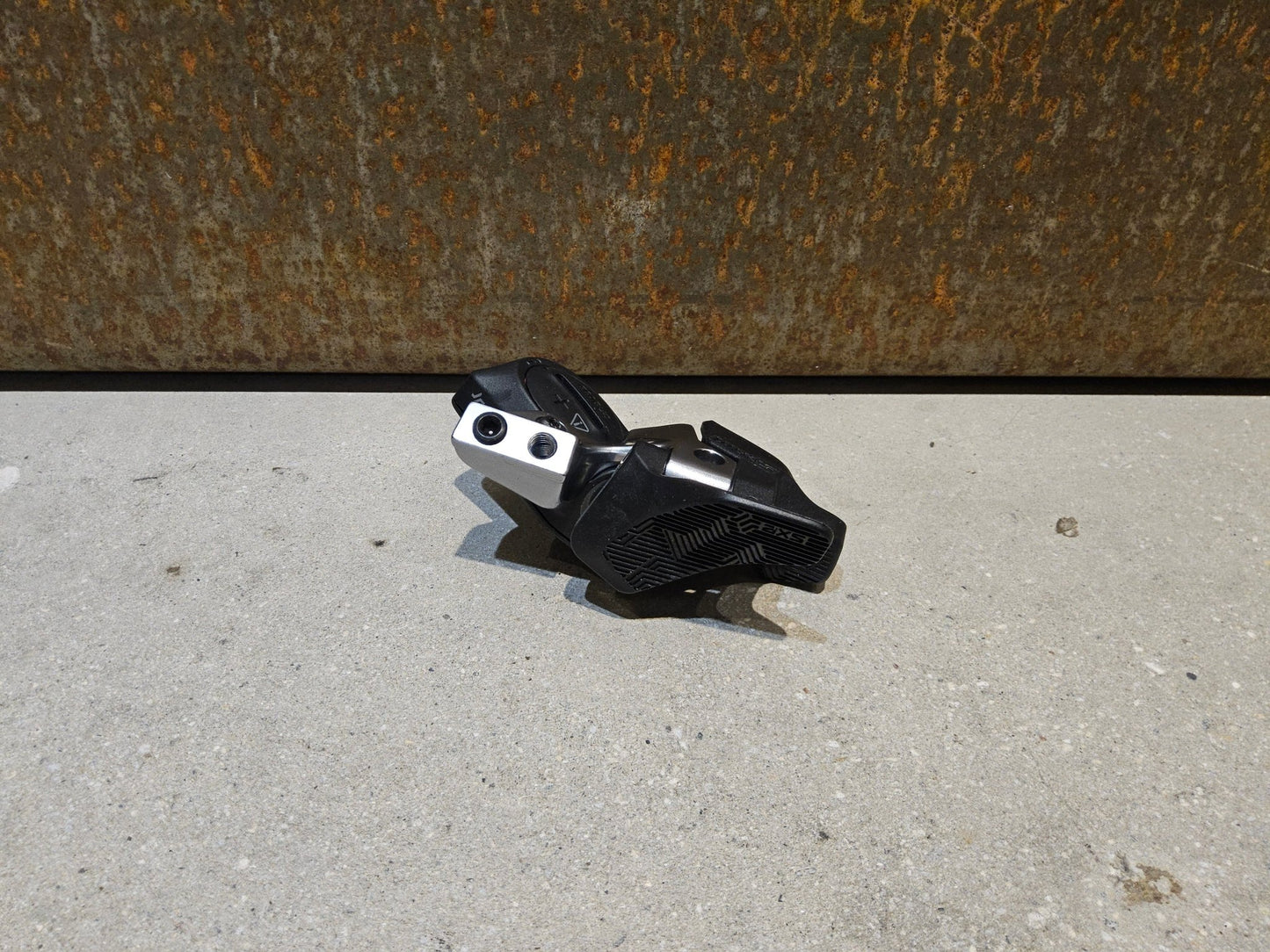 Schaltungsteile von Sram, SRAM EAGLE AXS CONTROLLER SCHALTHEBEL 12 FACH / ROCKER PADDLE vor USEDBIKES - OB.DE Hintergrund