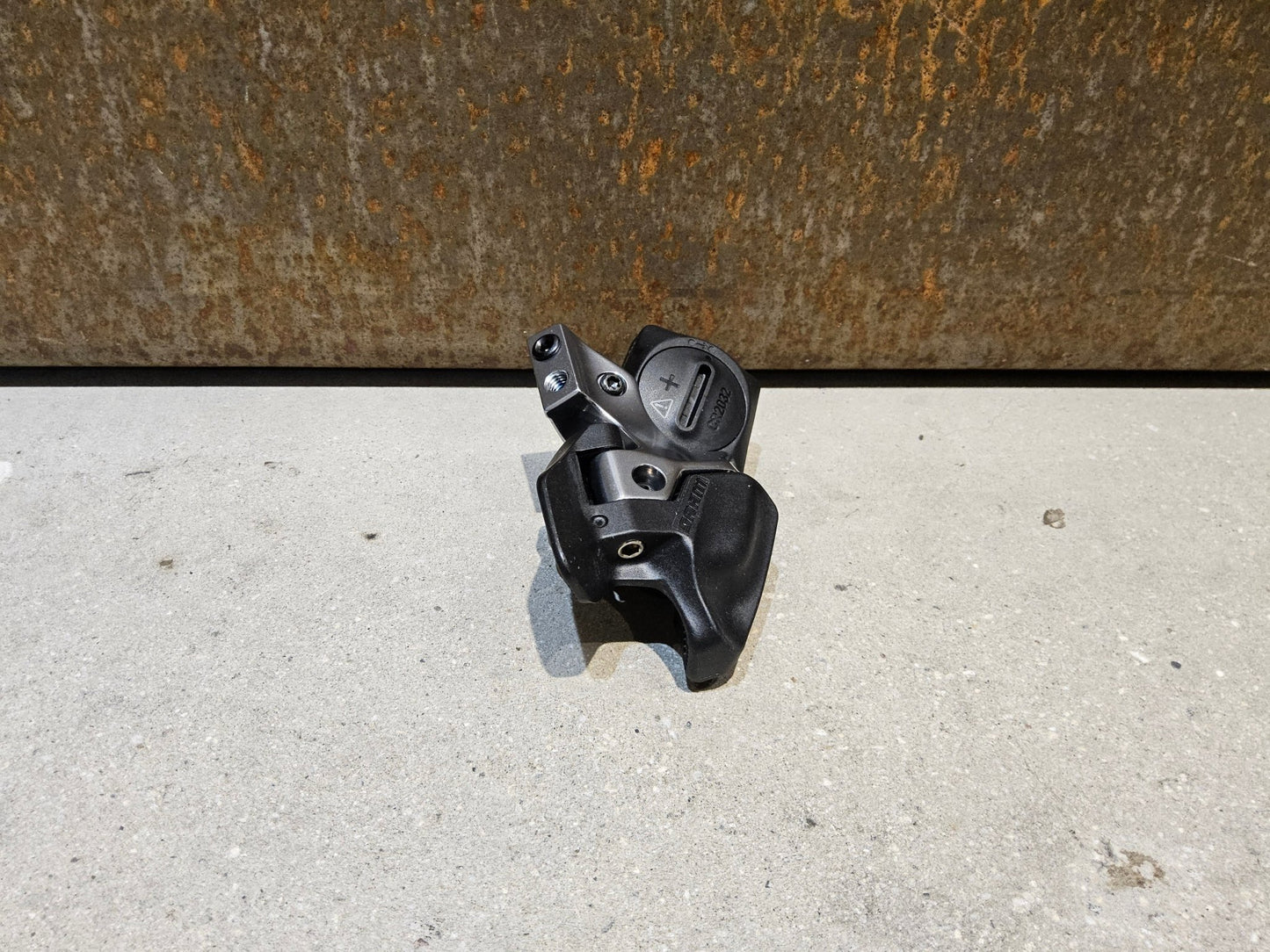 Schaltungsteile von Sram, SRAM EAGLE AXS CONTROLLER SCHALTHEBEL 12 FACH / ROCKER PADDLE vor USEDBIKES - OB.DE Hintergrund
