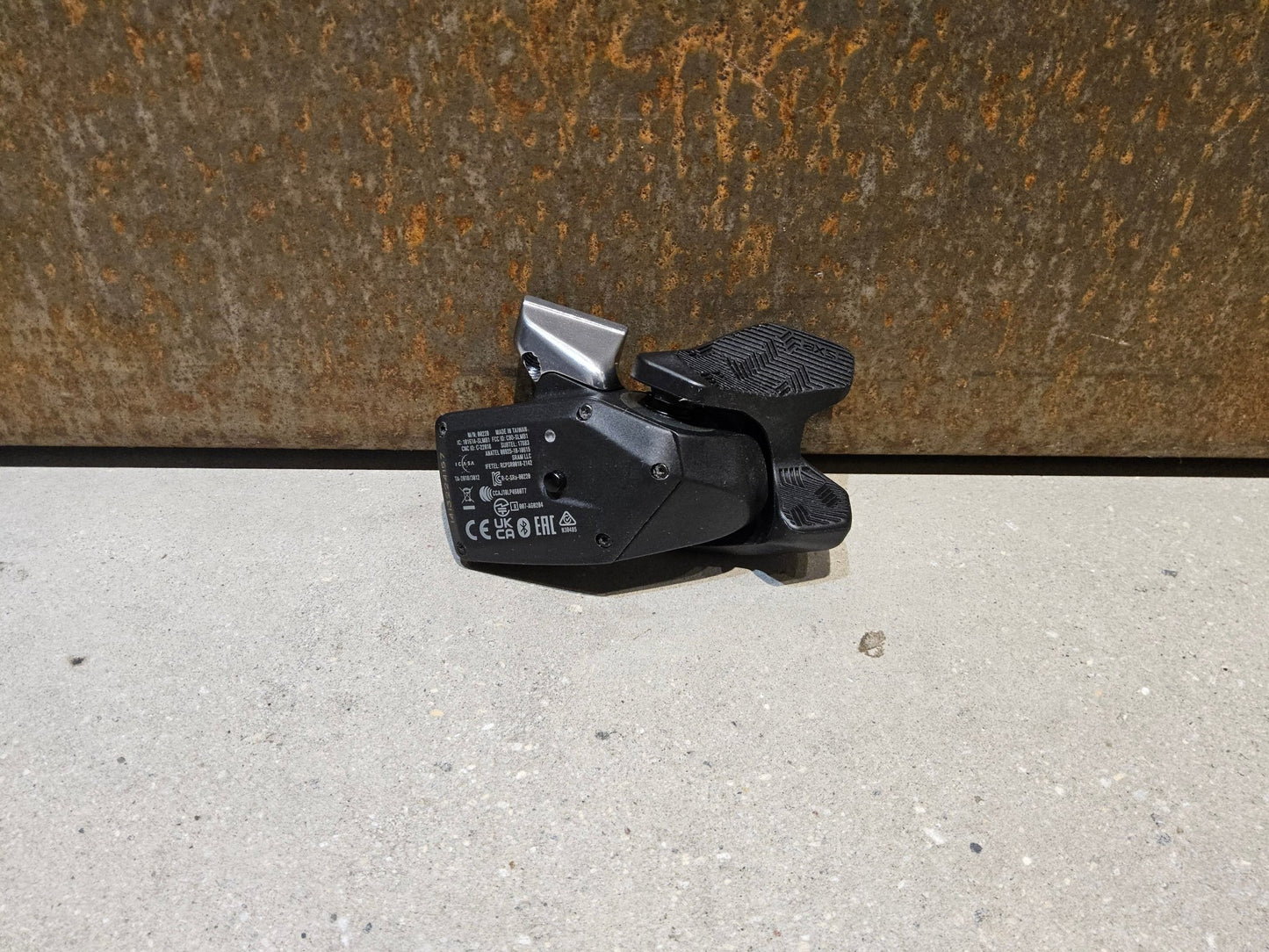 Schaltungsteile von Sram, SRAM EAGLE AXS CONTROLLER SCHALTHEBEL 12 FACH / ROCKER PADDLE vor USEDBIKES - OB.DE Hintergrund