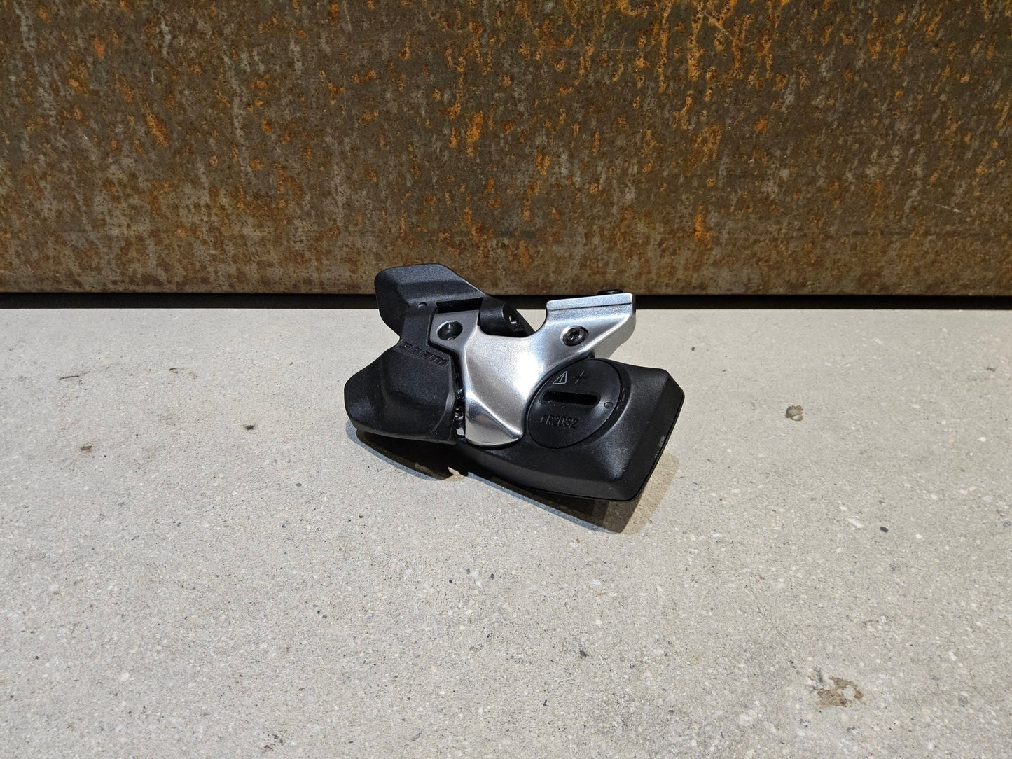 Schaltungsteile von Sram, SRAM EAGLE AXS CONTROLLER SCHALTHEBEL 12 FACH / ROCKER PADDLE vor USEDBIKES - OB.DE Hintergrund