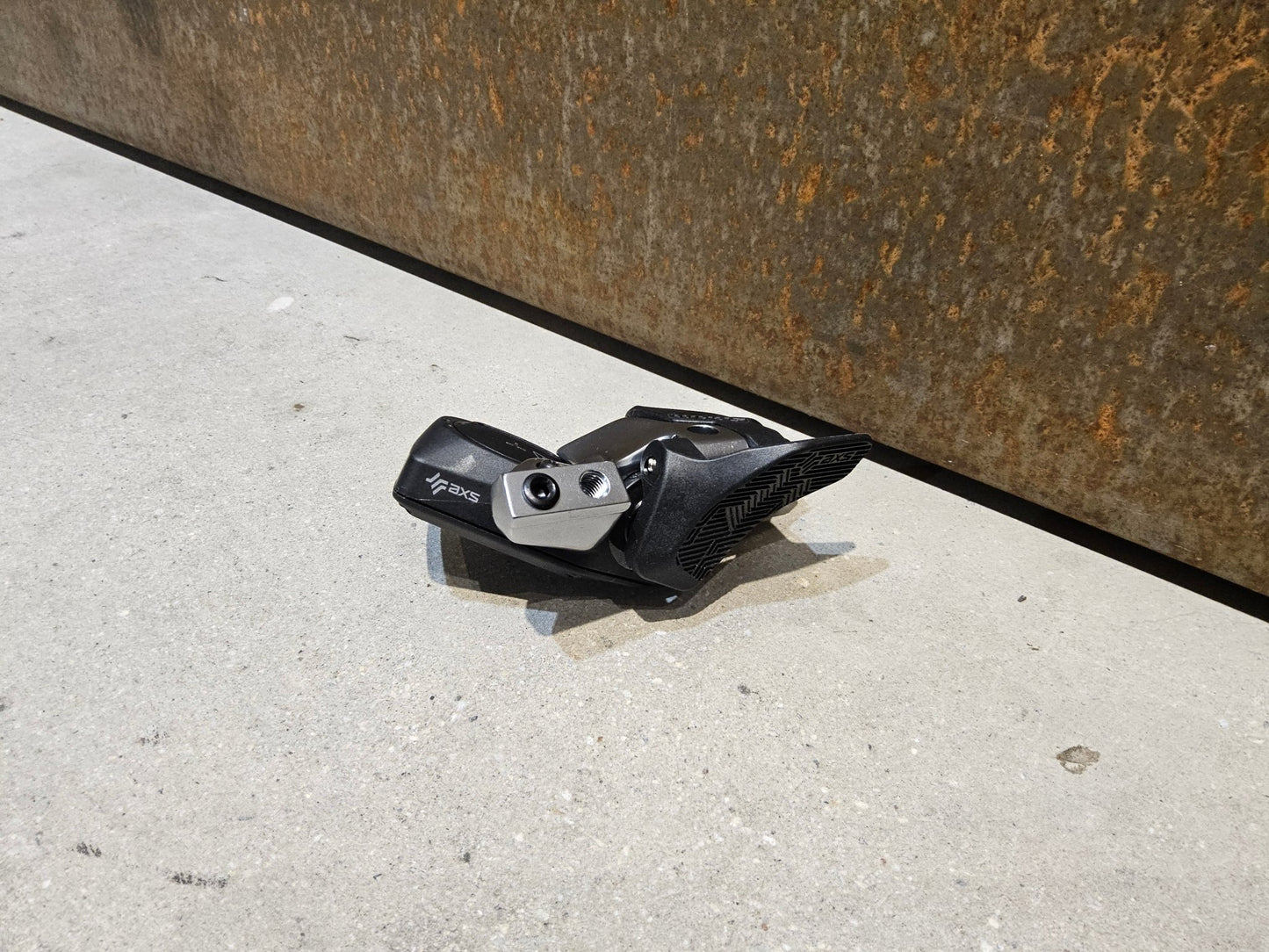 Schaltungsteile von Sram, SRAM EAGLE AXS CONTROLLER SCHALTHEBEL 12 FACH / ROCKER PADDLE vor USEDBIKES - OB.DE Hintergrund