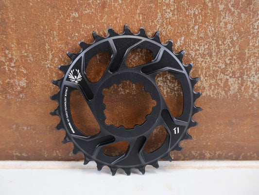 Kettenblatt von Sram, SRAM EAGLE X-SYNC 2 KETTENBLATT 30T 6MM OFFSET SCHWARZ vor USEDBIKES-OB.DE Hintergrund