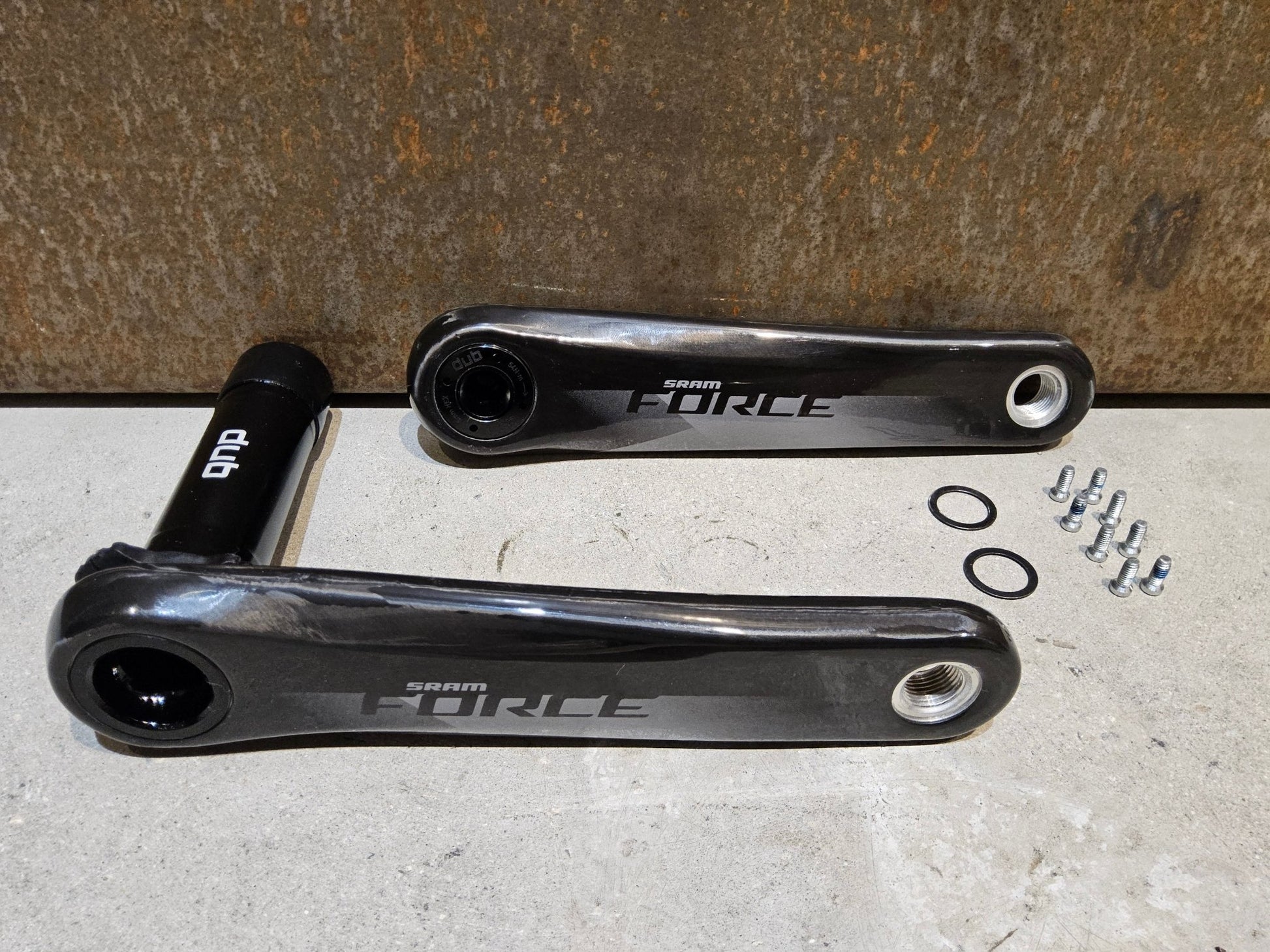Kurbel von Sram, SRAM FORCE AXS D1 KURBELARME DUB 8 - BOLT 170MM vor USEDBIKES - OB.DE Hintergrund