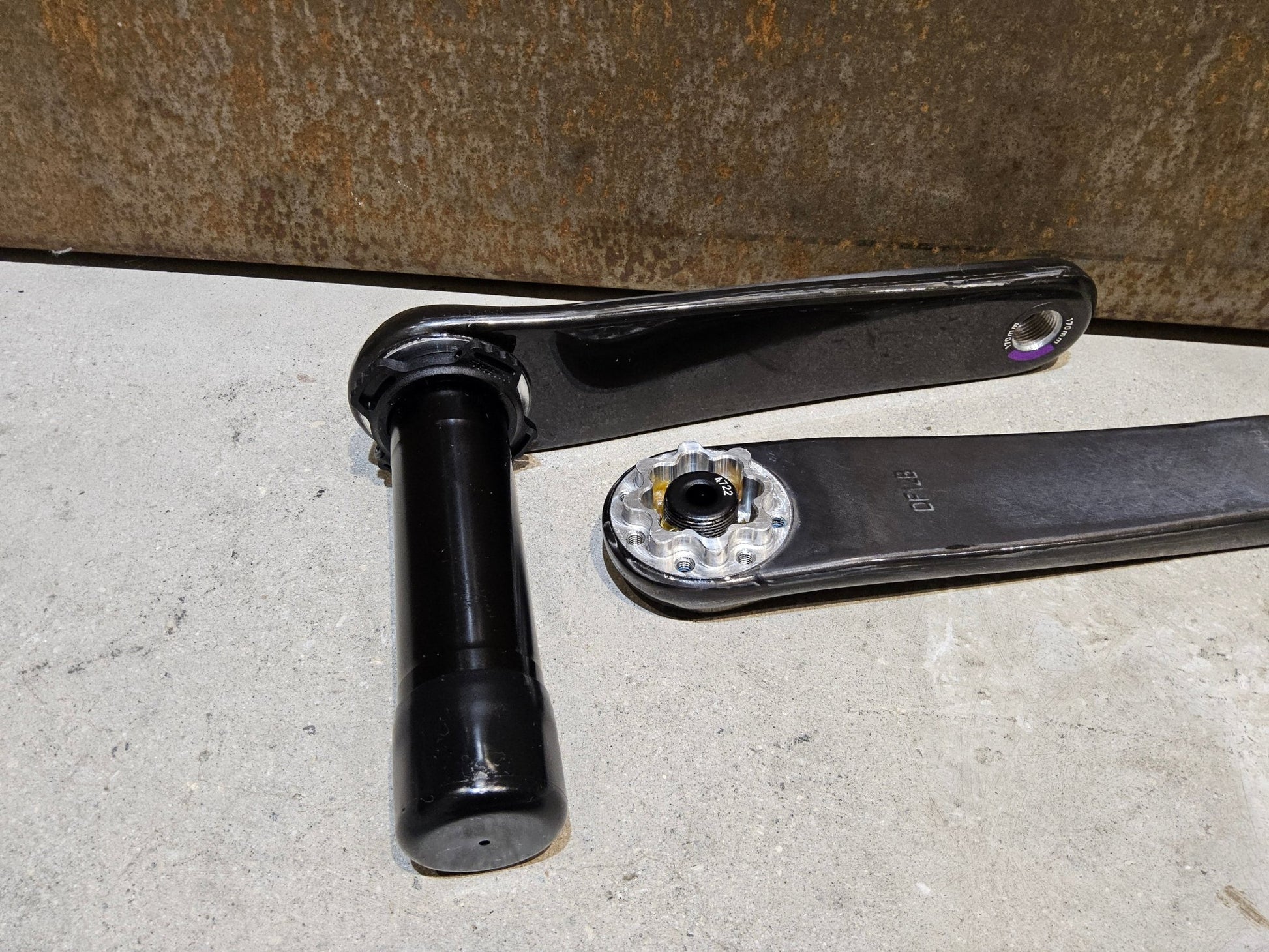 Kurbel von Sram, SRAM FORCE AXS D1 KURBELARME DUB 8 - BOLT 170MM vor USEDBIKES - OB.DE Hintergrund