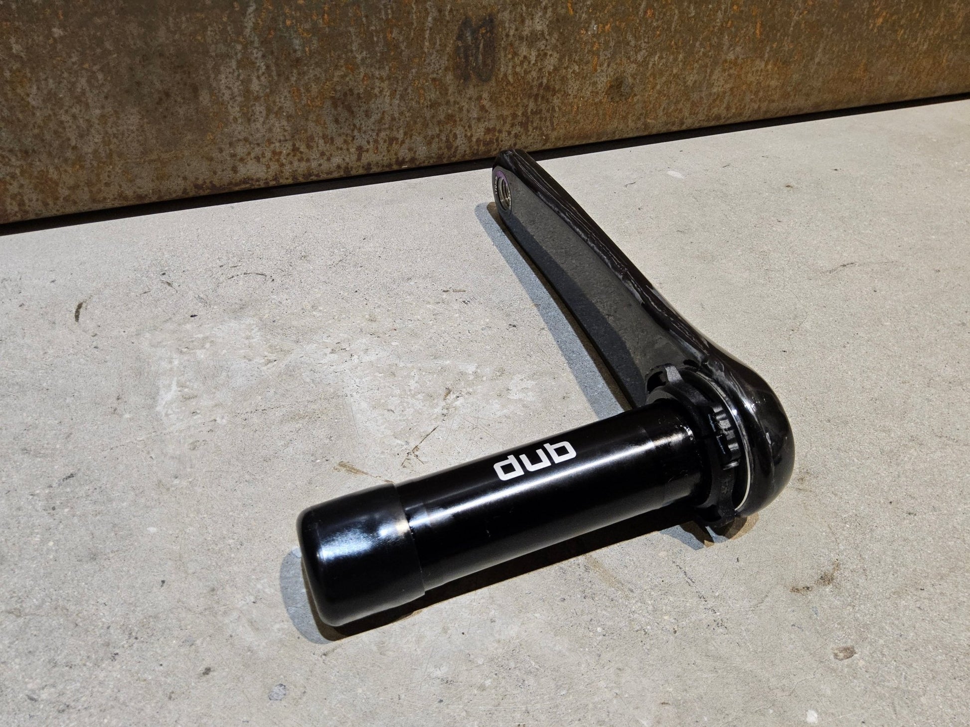 Kurbel von Sram, SRAM FORCE AXS D1 KURBELARME DUB 8 - BOLT 170MM vor USEDBIKES - OB.DE Hintergrund