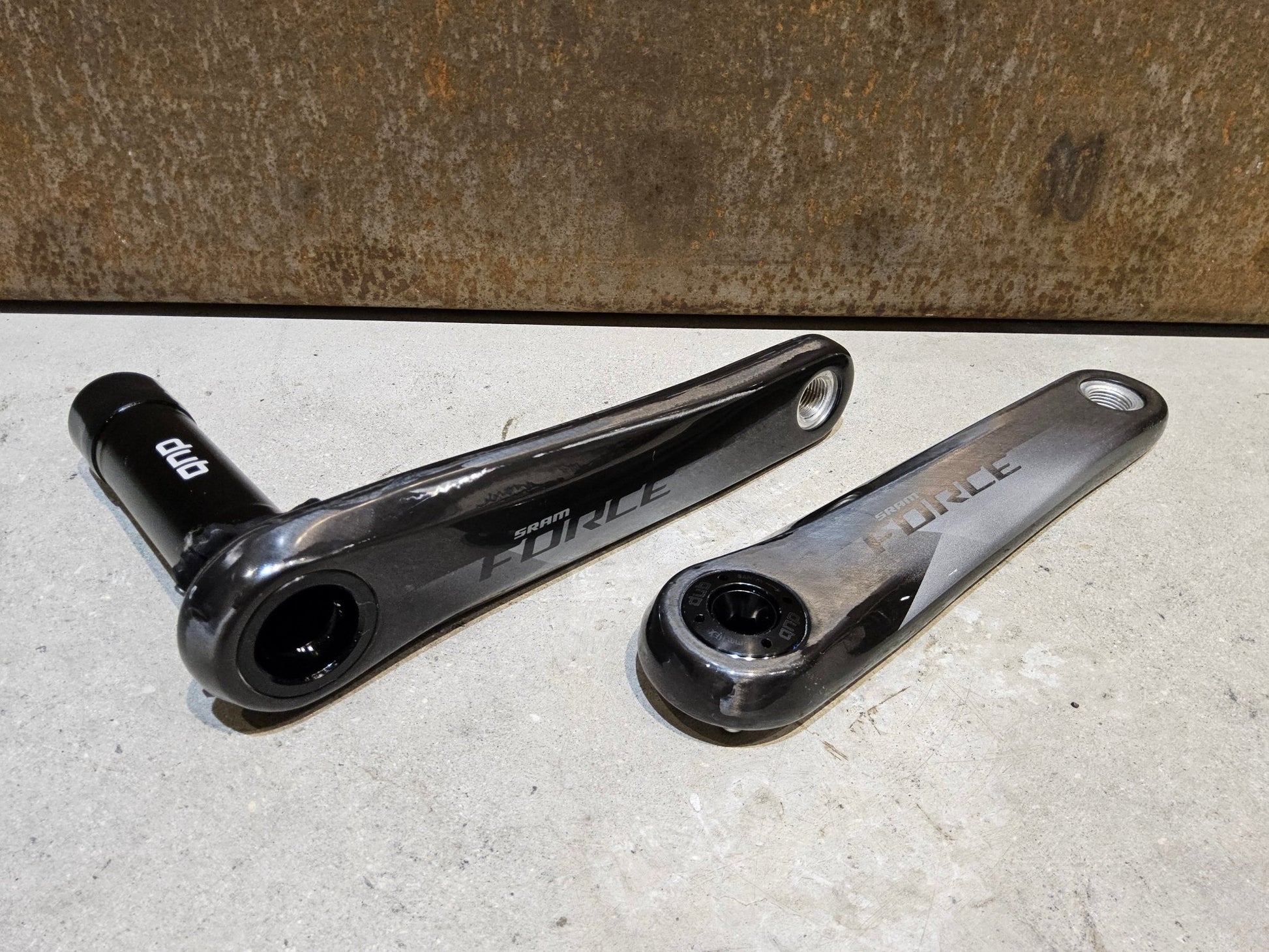 Kurbel von Sram, SRAM FORCE AXS D1 KURBELARME DUB 8 - BOLT 170MM vor USEDBIKES - OB.DE Hintergrund